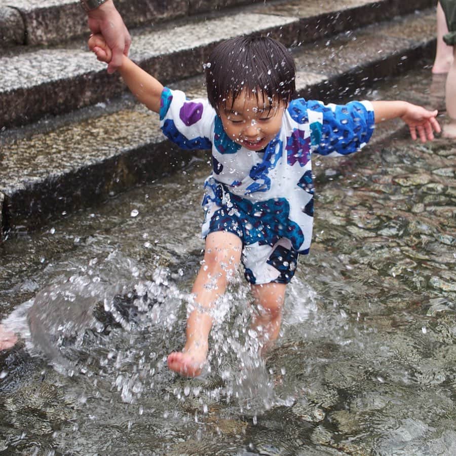 木村涼子さんのインスタグラム写真 - (木村涼子Instagram)「2019.7.22 昨日は御手洗祭りへ。 水をパシャパシャするのが好きすぎる息子。 ※人がいない方向に向かってパシャパシャやってます😅  6枚目の写真は、なぜか水みくじをやりだす夫。 #御手洗祭り #みたらしまつり #下鴨神社 #sousou #甚平 #水みくじ #水みくじ大吉」7月22日 12時05分 - kimuryou