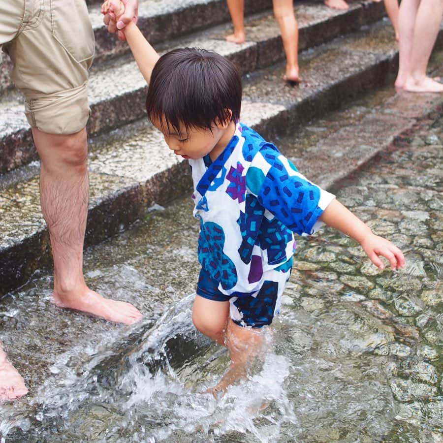 木村涼子さんのインスタグラム写真 - (木村涼子Instagram)「2019.7.22 昨日は御手洗祭りへ。 水をパシャパシャするのが好きすぎる息子。 ※人がいない方向に向かってパシャパシャやってます😅  6枚目の写真は、なぜか水みくじをやりだす夫。 #御手洗祭り #みたらしまつり #下鴨神社 #sousou #甚平 #水みくじ #水みくじ大吉」7月22日 12時05分 - kimuryou