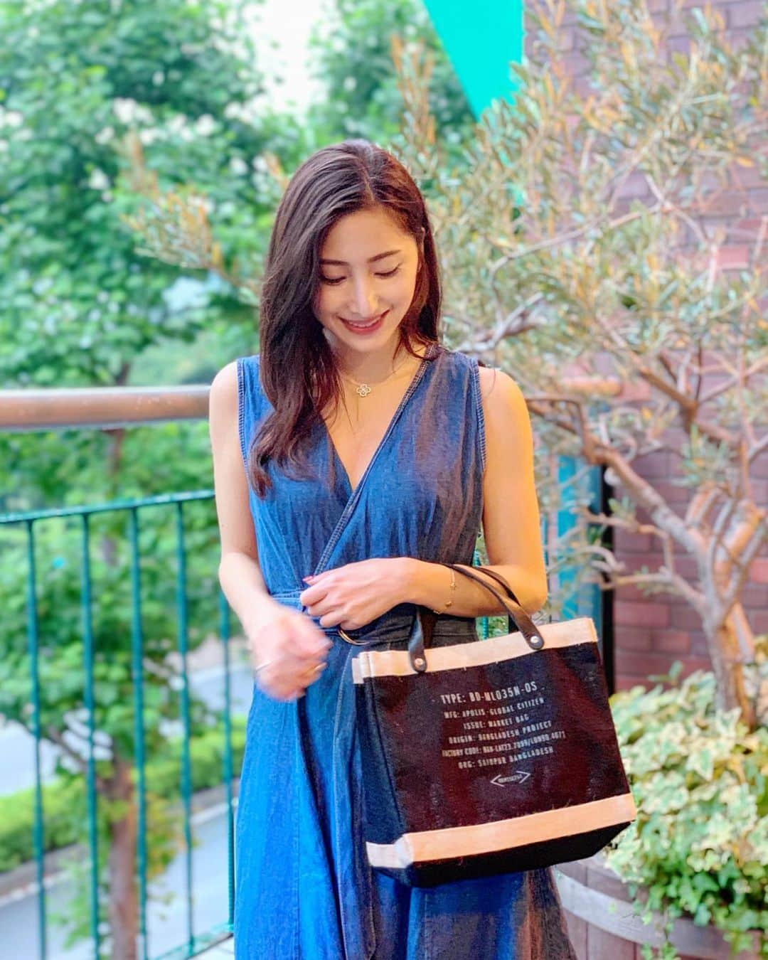 雨宮みずきさんのインスタグラム写真 - (雨宮みずきInstagram)「． 最近お気に入りのbag👜 ． ロサンゼルスのサスティナブル ブランドAPOLISのバッグだよ♡♡ ． 好きなメッセージが入れられて カスタマイズバッグもできるみたい🥺❤️ 友達へのギフトにも良いなって思った😌💕 ． これよりも大きいサイズとかは ピクニックにも最適そう👭🍱⛲️ ． #アポリス #apolis #サスティナブル #sustainable #acymo #ワンピース #デニムワンピ」7月22日 12時16分 - ammymzk0926