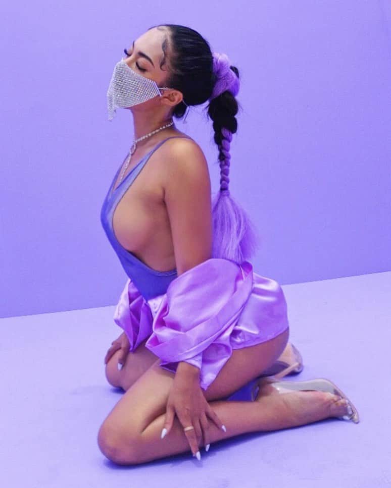 ユリサのインスタグラム：「Feeling purple💜  この前の撮影… It was a shoot for Yayoi Daimon's music video ·͜· Go follow her ➩ @yayoidaimon」