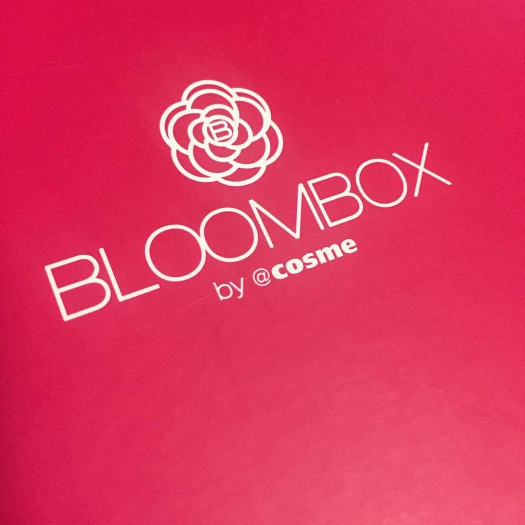 浦えりかのインスタグラム：「今月も #bloombox 届いたー！ 今月のテーマはGoing on vacation 夏っぽいアイテム多めでした。 オリーブオイルヘアクレンジング気になる！  #biore #ビオレzシート  #ソフィーナ #ソフィーナ美白美容液  #centonze #エクストラオリーブオイルヘアクレンジング  #moani #モアニオーガニクス #モアニオーガニクスモイスチャークリーム #モアニオーガニクスモイスチャーローション  #コンダンセパリ #condenseparis」