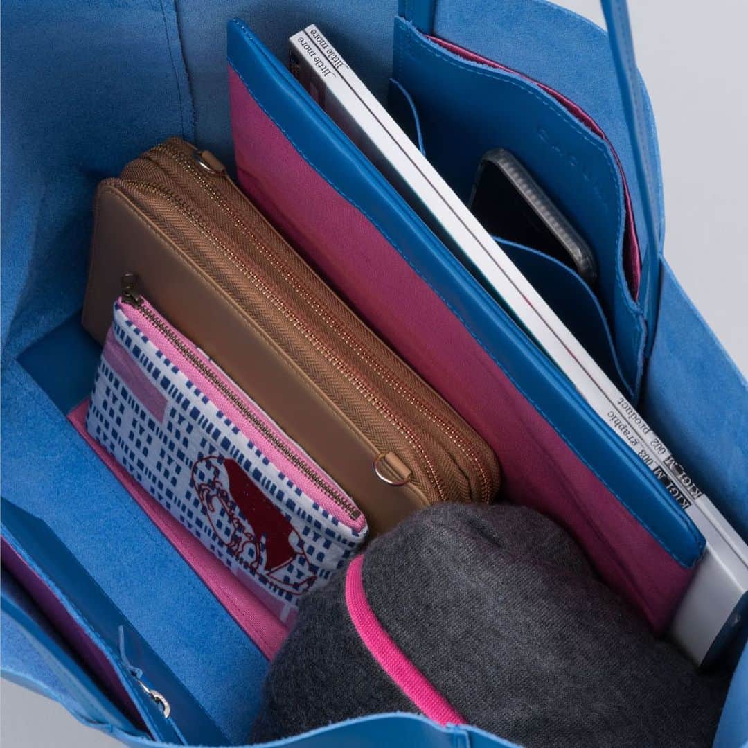 ほぼ日刊イトイ新聞さんのインスタグラム写真 - (ほぼ日刊イトイ新聞Instagram)「CACUMAの革バッグ /  #KIGI の #渡邉良重 さんと #ほぼ日 が作る、 洋服ブランド #CACUMA（#カクマ）から 革バッグのお店ができました。 定番のバッグには新色が加わり、 あたらしいサイズのバッグも登場。 お財布と一体型になった #ウォレットポーチ はかなり便利！ @hobonichi1101 のリンクからご覧になってくださいね。 ムービーで着ている洋服もCACUMA のアイテムです。 渡邉良重さんとほぼ日がつくるブランド　CACUMA BAG COLLECITON https://www.1101.com/store/cacuma/bag/index.html Leather bag store of #Cacuma, produced by #YoshieWatanabe of KIGI. New color and new size are online. #ほぼ日刊イトイ新聞 #革バッグ #トートバッグ #レザーバッグ」7月22日 12時27分 - hobonichi1101