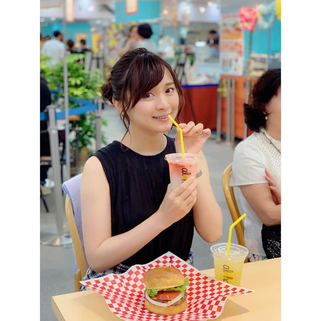 繁田美貴さんのインスタグラム写真 - (繁田美貴Instagram)「*＊ 週末は、 投票に行ったのはもちろん、 友人達と集まったりハワイを感じたり☆ パワーチャージ完了です！ #銀座 のデパートで開催中の #ハワイ を感じられるイベント #よじごじDays で #新人 の #森香澄 アナウンサーが中継してるのを見て #どうしても行きたくなった んです♪ #写真 の #ハンバーガー #レモネード の他に、 #ガーリックシュリンプ や #マラサダ も #食べちゃいました😋」7月22日 12時30分 - handa_miki