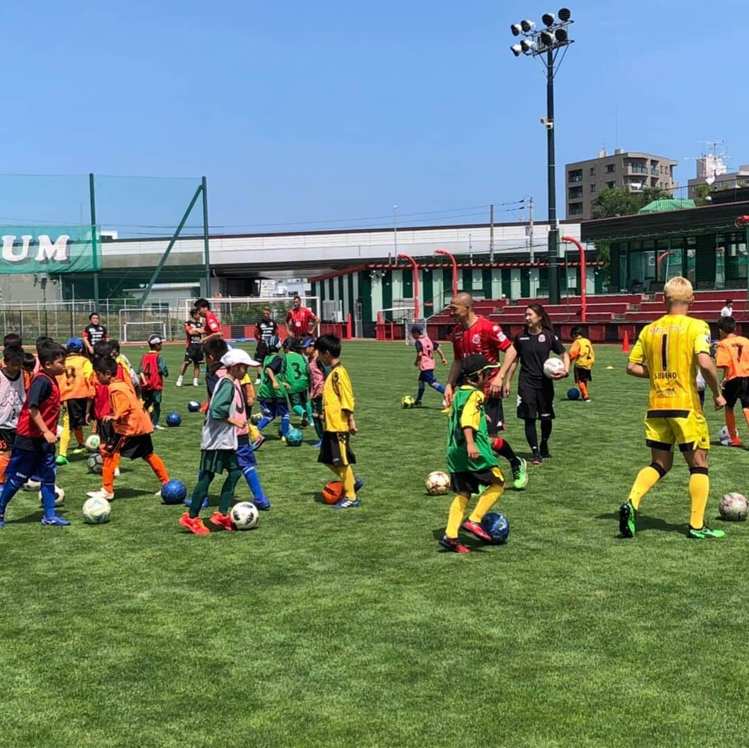 ジェイ・ボスロイドさんのインスタグラム写真 - (ジェイ・ボスロイドInstagram)「After a great game on Saturday we had an event and signing session with the kids of Sapporo, it was so nice to interact with the talent of tomorrow! As much as we put a smile on there faces they put a smile on ours😊😊#consadole#sapporo#japan#community#kids#happy#adidastokyo」7月22日 12時33分 - jaybothroyd