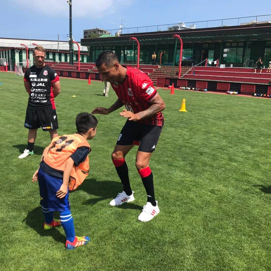 ジェイ・ボスロイドさんのインスタグラム写真 - (ジェイ・ボスロイドInstagram)「After a great game on Saturday we had an event and signing session with the kids of Sapporo, it was so nice to interact with the talent of tomorrow! As much as we put a smile on there faces they put a smile on ours😊😊#consadole#sapporo#japan#community#kids#happy#adidastokyo」7月22日 12時33分 - jaybothroyd