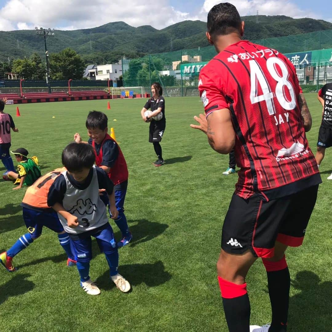 ジェイ・ボスロイドさんのインスタグラム写真 - (ジェイ・ボスロイドInstagram)「After a great game on Saturday we had an event and signing session with the kids of Sapporo, it was so nice to interact with the talent of tomorrow! As much as we put a smile on there faces they put a smile on ours😊😊#consadole#sapporo#japan#community#kids#happy#adidastokyo」7月22日 12時33分 - jaybothroyd