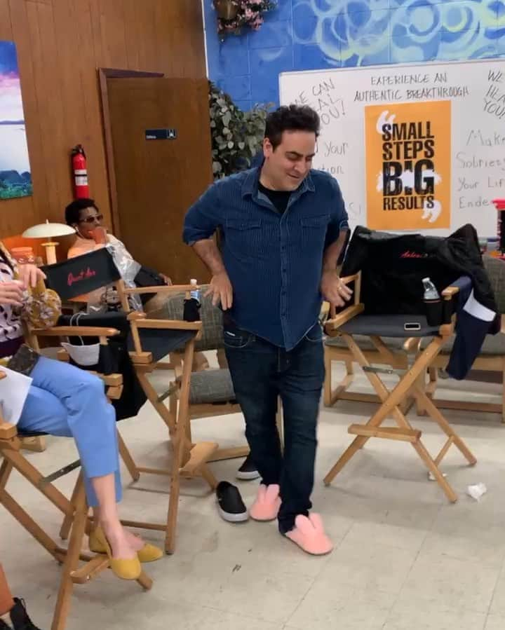 ガブリエル・マクトのインスタグラム：「@jasonantoon doing for his cast what I got to see first hand for years! Watch his moves on @clawstnt Sundays 9/8 c on TNT. Video cred @therebeccacreskoff #allthatjazz #bts #lol」