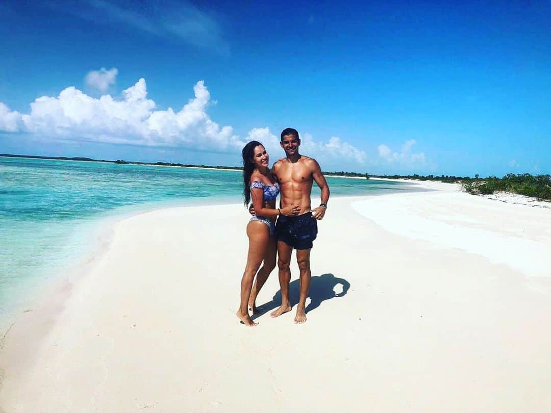 クリスチャン・ガンボアのインスタグラム：「Island vibes #turksandcaicos #2019  #vacationmode」