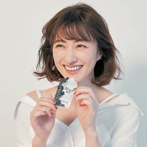前田ゆかのインスタグラム：「この夏、新たに登場した すぐ飲める！ 飲む日焼け止めプラス免疫力アップの #断黒美容 #ダンクロ  #blackandoff  スイーツのようなパッケージから、 ネーミングの 「断黒」はインパクト大！ 強い響きとmade in japanが 海外の方からも人気が高いそうです。  海洋栄養素のキレート作用により、 シミのもととなるメラニンを細かく砕き、マクロファージが分解できるほど細かく分解、よってシミができにくい肌に。  効果も期待！ この夏から インナーケアのシミ対策に、 簡単に飲めて 美の基準にピッタリ！ @be_story_official  詳しくは美ST9月号で。 #美ST #美ST9月号 #ファヴールマルシェ #断黒 #mdrbeautyplus #アミノ酸を補給するサプリ #天然L型アミノ酸 #内側からのエイジングケア #shitomichi  さん #岡田いずみ さん #柿田たみか ちゃん #大佛摩紀さん」