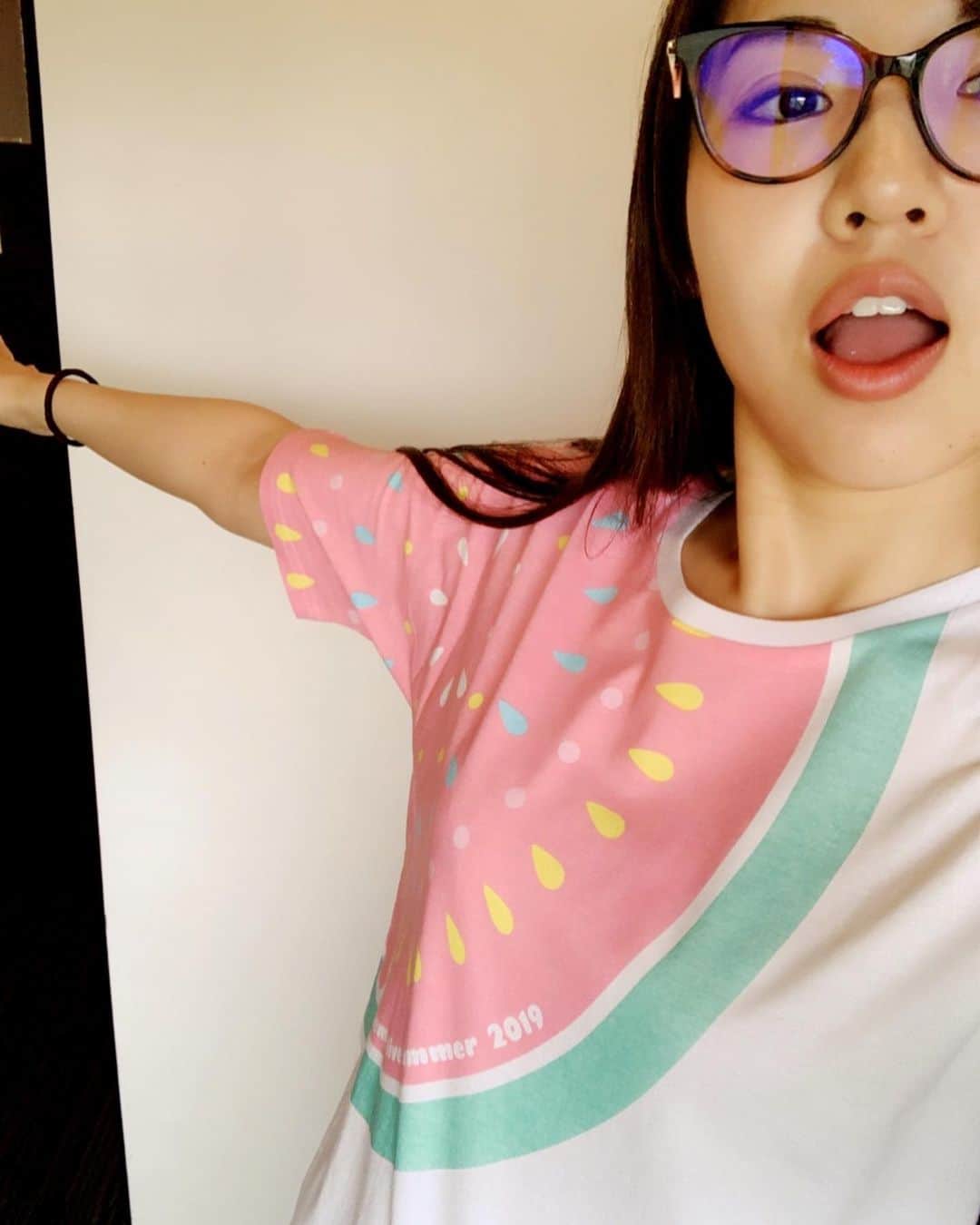 阿部真央のインスタグラム：「阿部真央らいぶ夏の陣グッズ、着用してみました。  阿部真央（身長163cm）着用サイズ： 【スイカTシャツ🍉】Sサイズ 【FC限定キウイTシャツ🥝】Mサイズ 【ビックTシャツ👕】FREEサイズ  参考にしてみてね💓  #阿部真央 #あべま #あべまにあ」