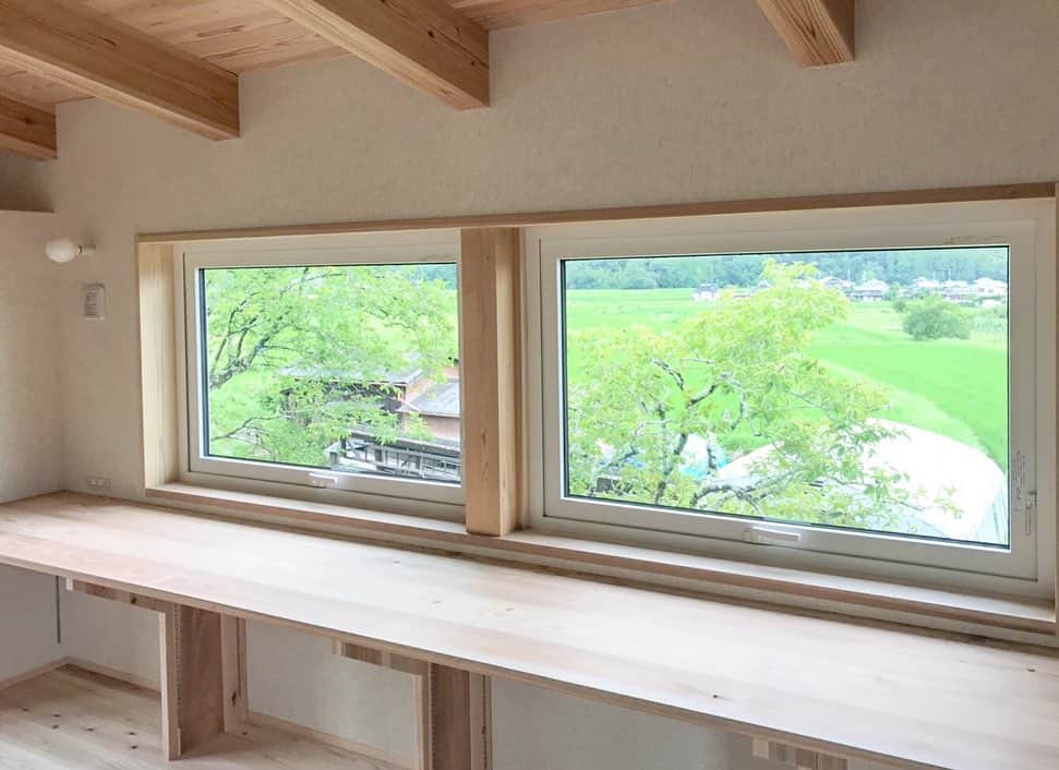 シーエッチ建築工房 さんのインスタグラム写真 - (シーエッチ建築工房 Instagram)「⠀⠀ 「薪ストーブがある里山の家」 ⠀⠀ 2階のこども部屋 窓枠は向こうに広がる緑を囲む 額縁のように。 ⠀⠀ スタッフも待ちに待った 内観のお披露目です。 ⠀⠀ シーエッチの家づくりは どの木の家も 場所やご家族にあわせて 個性豊か。 ⠀⠀ どのお家も完成間近になると ソワソワ、ワクワク ⠀⠀ スタッフみんなが楽しみに しながら、日々の家づくりに 取り組んでいます。 ⠀⠀ 来週はいよいよ見学会にて公開です！ 木の香るこの家とともに この地のステキな風景も一緒に 楽しんでいただきたいと思います。 ⠀⠀ ⠀⠀ □■木の家完成見学会■□ 亀岡市「薪ストーブのある里山の家」 7月27日(土)・28日(日) 10:30〜16:00（最終受付15:30） ※ご来場には事前のご予約が必要です。 HPやお電話にてお問い合わせください。 ⠀⠀ ──────────── 株式会社シーエッチ建築工房 兵庫県宝塚市仁川台76番地 0798-52-8863 https://www.ch-wood.co.jp ──────────── @ch_kenchiku 広報スタッフ募集中♪ 詳しくはお問い合わせください！ ⠀⠀ ⠀⠀ #木の家 #注文住宅 #新築 #一戸建て#家づくり #住まい #暮らし #日々のこと #マイホーム #たからづかな生活#ときめく日々がたからもの宝塚 #宝塚市 #西宮市 #伊丹市 #川西市 工務店 #自然素材 #国産材 #暮らしを楽しむ #自然と暮らす #こどもと暮らす #季節を楽しむ #朝食 #キッチン #夏休み #家庭菜園 #暑さ対策 #夏の暮らし #亀山カフェ #お散歩」7月22日 12時52分 - ch_kenchiku