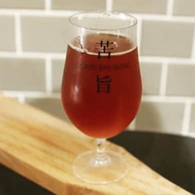 のインスタグラム：「魚金醸造オリジナルビール『麦雨』（ばくう）です。 このビールは苦旨をコンセプトに作成しました！ ポップを多くすることで苦味をつけたビールでIPA（アイピーエー）というビールスタイルです。 ただ、ポップを多く使うだけであれば、苦旨の〝苦〟しか強調できていないので、〝旨〟をプラスする為に麦のコクをより感じられる焙煎大麦を使用しています。 焙煎大麦を入れると色が赤っぽくなり、より香ばしい麦感、柑橘を思わせるポップの香りがマッチして濃厚な味わいになります。 苦味の質感もどのタイミングでポップを入れるか、酵母との相性もあるので毎回探りながら仕込みをしています！ #クラフトビール#IPA#渋谷#マークシティ#魚金#醸造#UOKIN#新橋#五反田#渋谷#新宿#池袋#秋葉原#神田#浜松町#田町#目黒#恵比寿#高田馬場#吉祥寺#神楽坂#飯田橋#市ヶ谷#神保町#六本木#赤坂見附#京橋#銀座#有楽町」