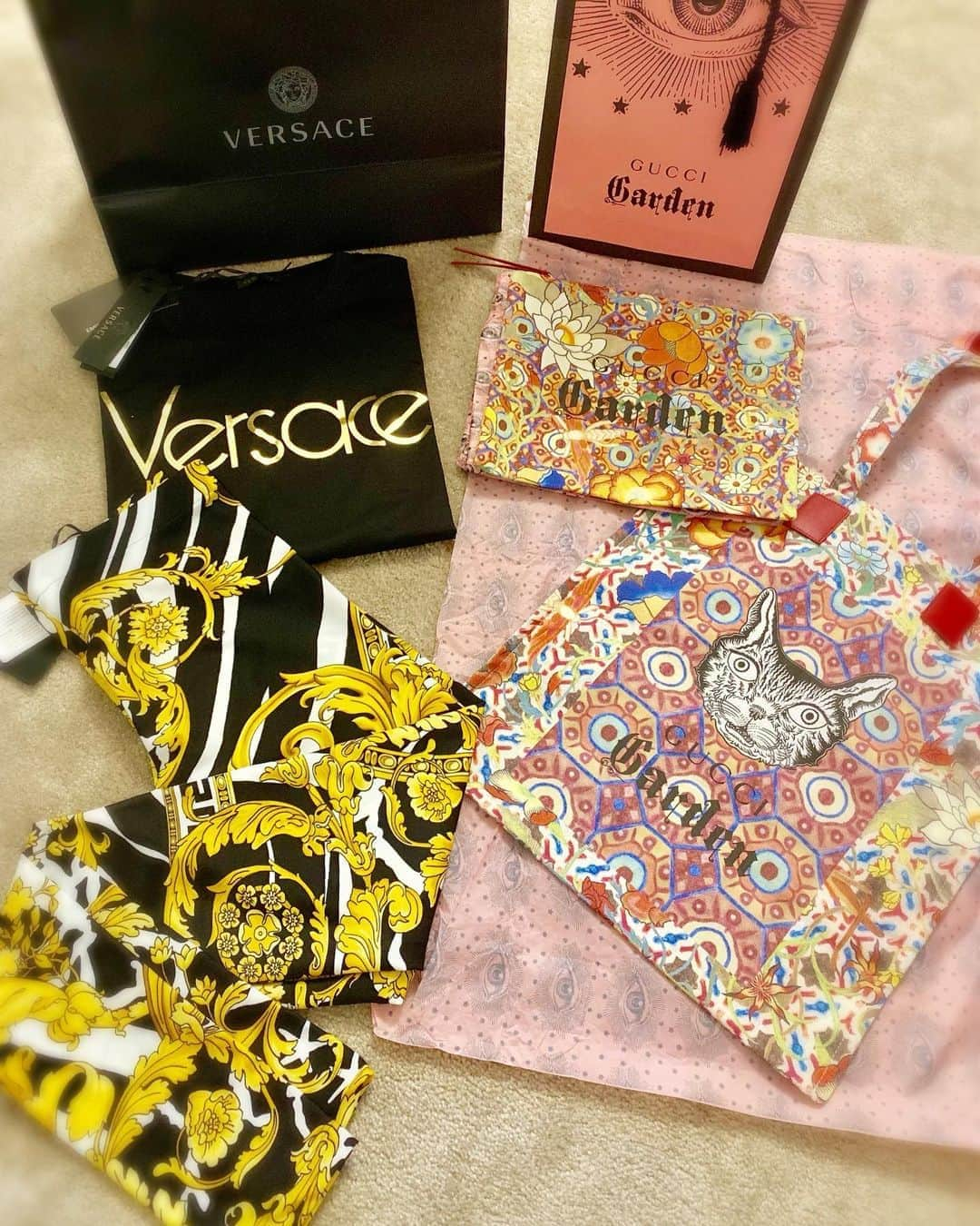 門りょうさんのインスタグラム写真 - (門りょうInstagram)「ここちゃんとお買い物🌼 初めて#versace 🔱 挑戦しづらい柄なのでここちゃんとお揃いで買いました。今度会うときお揃いで着ましょう🧡 #gucci のバック&ポーチは イタリア？のフィレンツェ？の グッチミュージアム限定の人気商品らしく#soumei のおっさん達からのお土産🇮🇹 真面目にシャンパン畑行って仕事しとるわ（笑）」7月22日 12時54分 - rio19891015