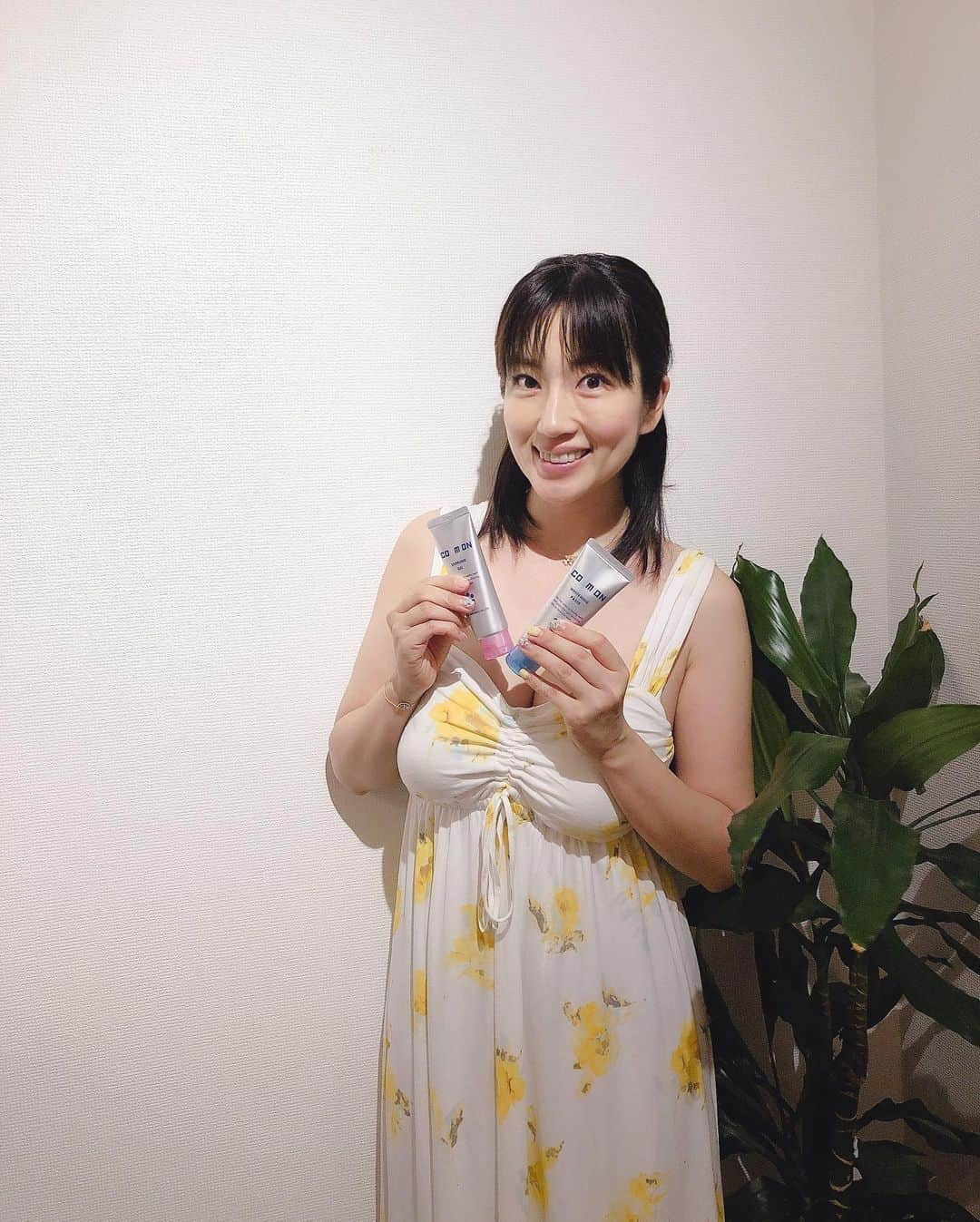 庄司ゆうこさんのインスタグラム写真 - (庄司ゆうこInstagram)「パジャマ姿で失礼します😂✨ 最近、朝と夜とで口内環境に合わせて歯磨き粉を使いわけてみたよー^_^ ずーっとハワイで買った歯磨き粉ばかり使っていたらいい加減飽きてきて、友達から勧めてもらったこのスモカ歯磨「コスミオン」に切り替えてみました🤗 歯がツルツルになって口の中スッキリするし、めちゃくちゃ気に入った💕 今ならインスタのフォロワーさん限定で公式アカウントから、1週間お試しキットが申し込みできるよ❣️ アマゾンからも購入出来るので、歯磨き粉を新しく買い替えたい方は是非ポチってみてくださーい✨ 歯磨きしながら、ホワイトニングと口臭ケア出来ちゃうから最高です‼️ @smoca_  @cosmion0214 #コスミオン#コスミオンレポ#コスミオン1週間お試しキット#歯磨き粉#ホワイトニング#オーラルケア#口臭ケア#予防歯科#コスミオンでお口のメンテナンス#パジャマ姿#ジェラピケ#庄司ゆうこ」7月22日 12時56分 - yuko.shoji