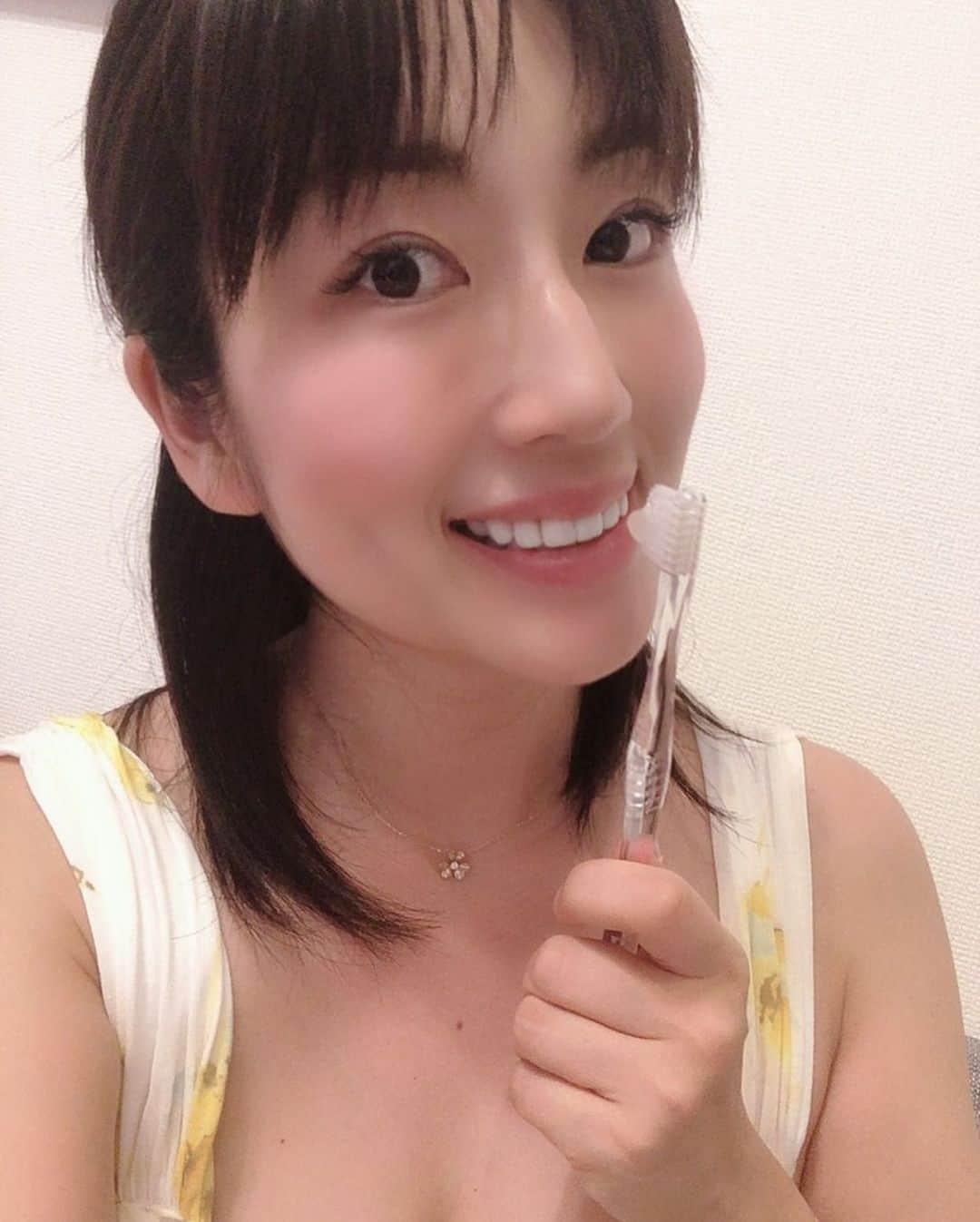 庄司ゆうこさんのインスタグラム写真 - (庄司ゆうこInstagram)「パジャマ姿で失礼します😂✨ 最近、朝と夜とで口内環境に合わせて歯磨き粉を使いわけてみたよー^_^ ずーっとハワイで買った歯磨き粉ばかり使っていたらいい加減飽きてきて、友達から勧めてもらったこのスモカ歯磨「コスミオン」に切り替えてみました🤗 歯がツルツルになって口の中スッキリするし、めちゃくちゃ気に入った💕 今ならインスタのフォロワーさん限定で公式アカウントから、1週間お試しキットが申し込みできるよ❣️ アマゾンからも購入出来るので、歯磨き粉を新しく買い替えたい方は是非ポチってみてくださーい✨ 歯磨きしながら、ホワイトニングと口臭ケア出来ちゃうから最高です‼️ @smoca_  @cosmion0214 #コスミオン#コスミオンレポ#コスミオン1週間お試しキット#歯磨き粉#ホワイトニング#オーラルケア#口臭ケア#予防歯科#コスミオンでお口のメンテナンス#パジャマ姿#ジェラピケ#庄司ゆうこ」7月22日 12時56分 - yuko.shoji