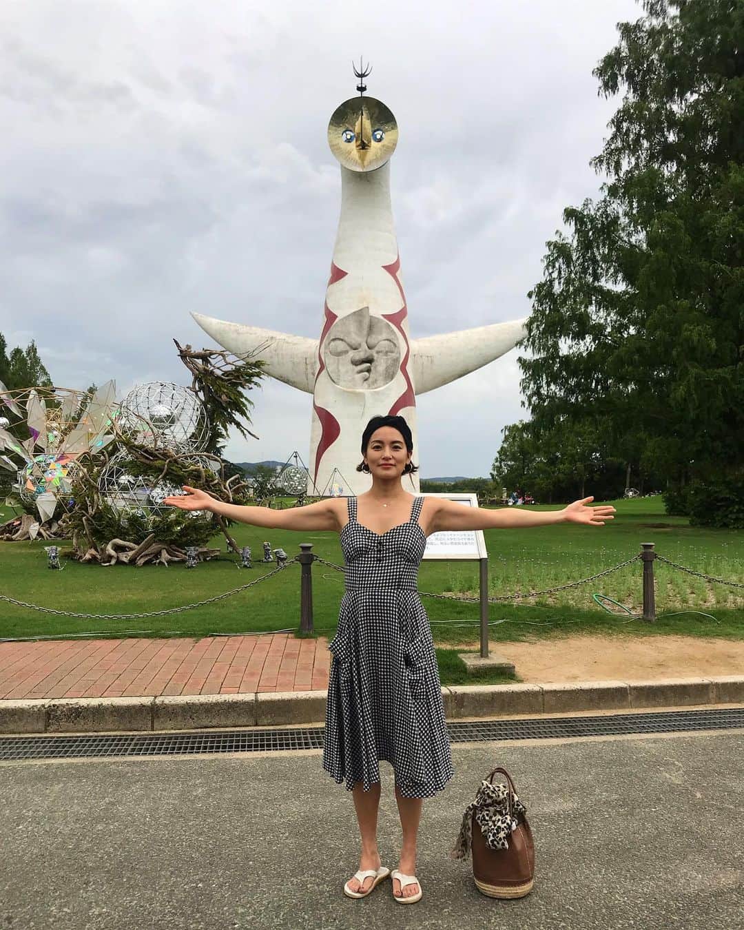 桃生亜希子のインスタグラム：「大好きな岡本太郎先輩。  太陽の塔には行ったことがなかった。  去年まで閉鎖していた太陽の塔の内部に入れることを知ってから ずっと気になっていた。  空洞だと思っていた中があんなに凄いとは。。！！！ やっぱり、岡本先輩は素晴らしい○🔥❤️🙌 太陽の塔は、どの角度から見ても最強に魅力的で 可愛すぎるエイリアンみたい。  世の中がどんなに変わっても、ここにこうして立っている太陽の塔はじっと見ている。  可愛くて、強くて逞しくて、繊細で怪しい○  会えて嬉しかった○  また、会いに行きます！  #太陽の塔 #唯一無二 #生きてる」