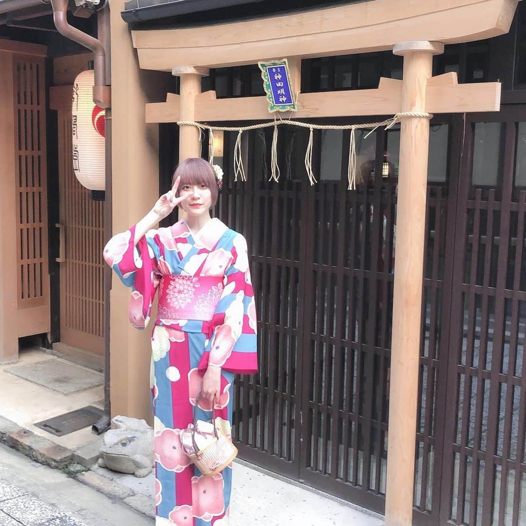 ぽむぽむユウリのインスタグラム：「#京都 ❥へ2泊の旅行に行ってました♥︎ めっちゃ楽しかった！6月の最初の方に行ったから、投稿までにかなり時間空いちゃってますが…😅 #時間差投稿 : #着物 きて#インスタ映え したーいって密かにずっと思ってて、それが叶った🥰津田と行ったよ❥楽しかったねありがとう😊！#インスタ映えってもう古い？(笑) : なんかここまで期間あくと、投稿するつもり無くなってたんだけど、アイコン見てくれた子から、ぽむちゃんの浴衣見てみたいってリプが何軒かきてて…🥺(お世辞) 見たいって言ってくれる子がいるなら、見てもらいたいな…！(真に受ける&承認欲求)って思いまして🥰#浴衣じゃなくて着物だけど : 6月まだ梅雨きてなくてすっごい暑かったけど、色んなところ見て楽しめました〜🥰‼️ 恋愛に効くっていう神社にお参りしに行ったり😊！(#鈴虫寺 に行ってきたよ🤫) それから色々出会いが多くなった気がして(思い込みかなぁ🙃？笑)、やっぱりすごいなーって思ってたり。早く彼氏が欲しいです🙏(笑) : 久しぶりのちゃんとした投稿だっ🥺‼️ 1年もオモテに出ていないので、性格も、文章の作り方も、何もかも変わっちゃったかも😢(笑)そんな事はないかな？？？ : 皆はどうですか？変わらずにやっていますか？？私はもちろん元気だよ！新しい事も始めて、もちろん環境も変わって、性格も明るくなったかもしれません！(笑)良いこと沢山です！相変わらず部屋は汚いけど〜…😥 皆も楽しく生活できますように〜！👍🥰」