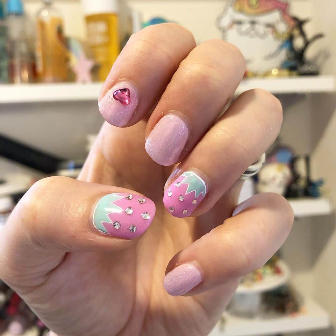 サイモンとマルティナのインスタグラム：「Martina: “This time, I’m going to get dark, epic, gothic nails.” Goes to @littlenailsalon who says, “I have a new shade of pink in~”💕 Martina: “Kyyyyaaaa~ STRAWBERRY NAILS お願いします~” 🍓 #kawaiinails #strawberrynails」