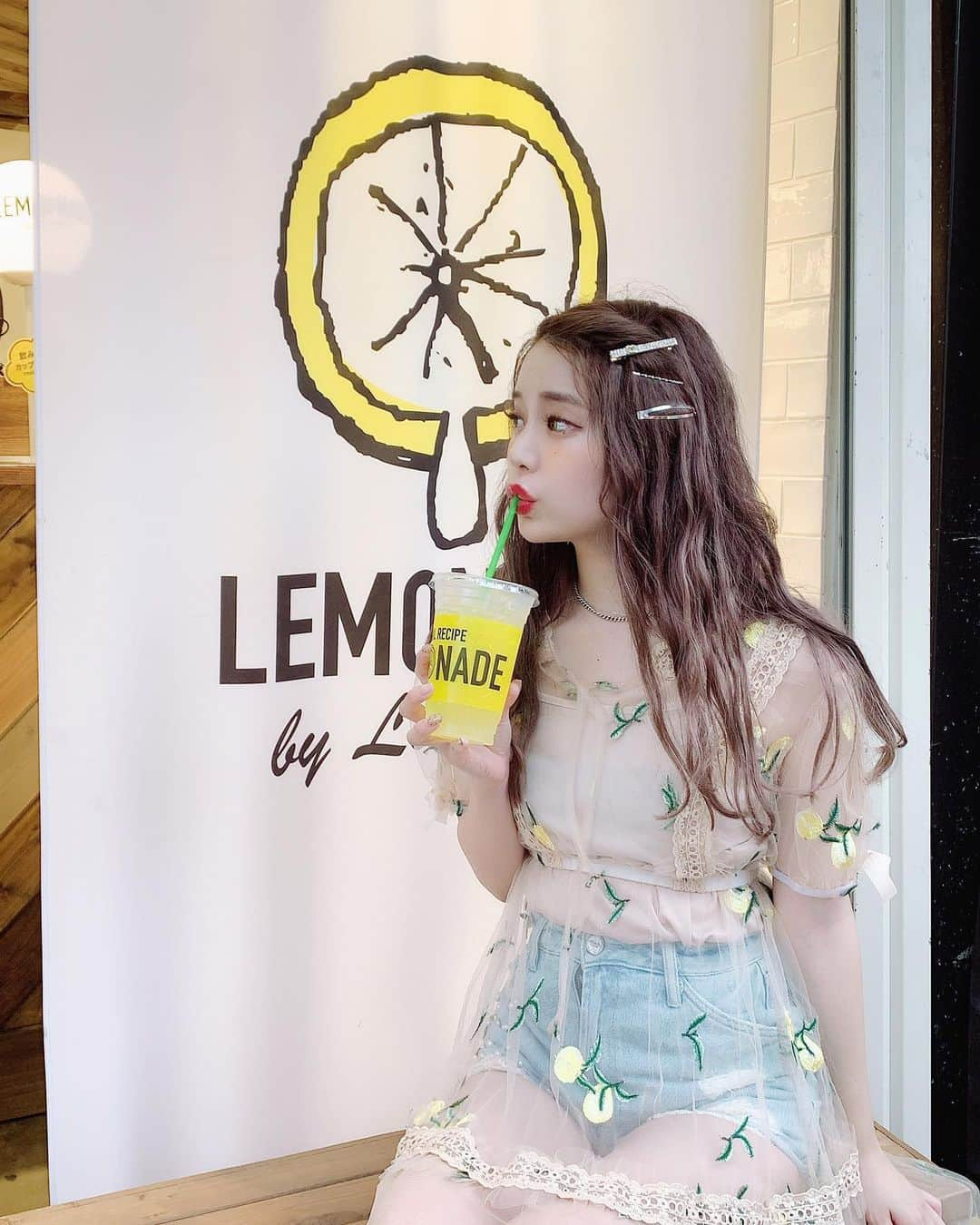 林田沙綾さんのインスタグラム写真 - (林田沙綾Instagram)「🍋 再入荷して大人気の レモン柄ワンピース🍋🍋 最近暑くなってきたから、大活躍♫ 最近は中にあえて、デニムショーパンを履いてみせるコーデがすき♡ 鎌倉行ったときにレモンにぴったりなカフェみつけた🍋🍋🍋 レモネード今まで飲んだ中で1番おいしかった🥰 ： #Swankiss#鎌倉#レモネード#lemonade #lemonica#鎌倉カフェ#cafe#カフェ巡り東京」7月22日 13時33分 - saaya.xoxo