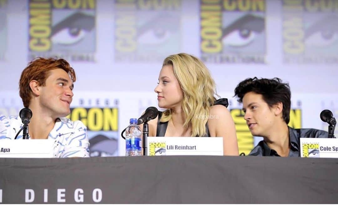 リリ・ラインハルトのインスタグラム：「Please don’t put me between these two ever again.」