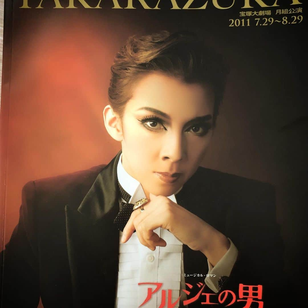 龍真咲さんのインスタグラム写真 - (龍真咲Instagram)「柴田侑宏先生。  音楽学校の演劇の試験で、初めて上位の成績を頂いた時。柴田先生の演劇課題でした。確か先生が書かれた本の一節。ある日、試験が終わった後の演劇の授業で試験での演技を皆の前で演じる様に、先生に言って頂き演じる事に。それは決して素晴らしいから、などと言う評価ではなく今考えると私自身が、人とは違う感性であったり一般的な感情のモチベーションなどを若くして学ばせて頂く機会を与えて下さったのだろう、そしてそれを自覚させる為だったんだろうなと思っています。 #飛鳥夕映え 同期で演じた俳優の男#あかねさす紫の花 天比古はわたしにとってとても大きなチャレンジでした。天比古を演じれる事が凄く嬉しかった！#アルジェの男 ジャックはこの世で最も最低な男。そしてわたしの演じた男役の中でもワースト3に入る悪。しかし演じる度に切なさや悲しみも込み上がってくる暑苦しくある意味嫉妬深い男。 先生が大切にされた作品と登場人物。 わたしも、これからも、宝塚歌劇と共にこの想いを大事にしたいと思います。 この場をお借りして、先生に感謝の気持ちをそしてご冥福をお祈り致します。 そして読んで下さり、ありがとうございます。」7月22日 13時35分 - masaki_ryu