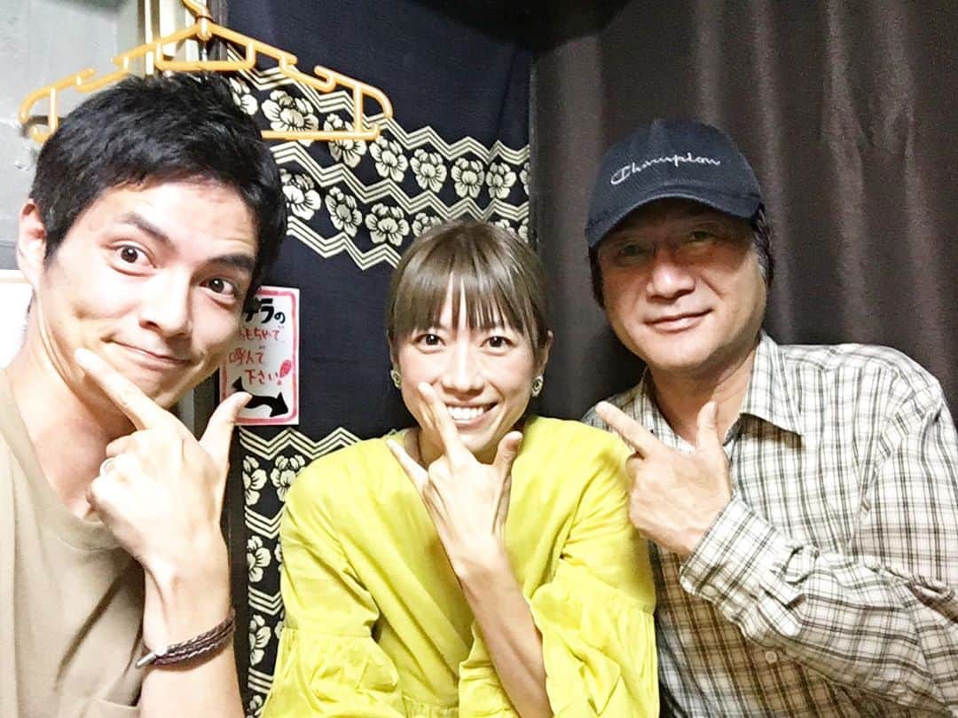 のインスタグラム：「昨日は マジレンジャーにて大変お世話になりました、渡辺勝也監督 とマジシャインの市川洋介君、そしてアクション俳優の竹内康博さんと大林勝さんと再会しました〜！ 皆さま全然変わってなかった！(驚)  竹内さんと大林さんと一緒に写真が撮れずに残念😂💦 いやあしかし、 マジレンを愛する人達とマジレン愛をいっぱい語れて幸せな時間でした。  また近いうちに、みんなで集まれたらいいな〜！ って、あれれ？ マジレンピースしてるの わたしだけ（笑）  #マジレンジャー  #渡辺勝也 監督  #市川洋介 さん  #竹内康博 さん #大林勝 さん #甲斐麻美  めっちゃ大笑いしてる！（笑）」