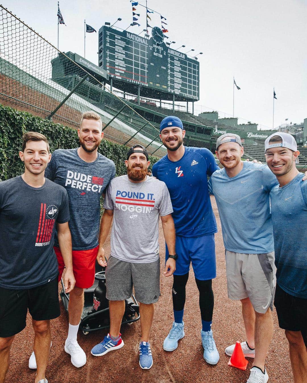 Dude Perfectさんのインスタグラム写真 - (Dude PerfectInstagram)「LOVE US SOME CHICAGO! Big thanks to the @Cubs & @kris_bryant17 for hosting us today before our show! What an unbelievable experience! #DudePerfectTour」7月22日 13時39分 - dudeperfect