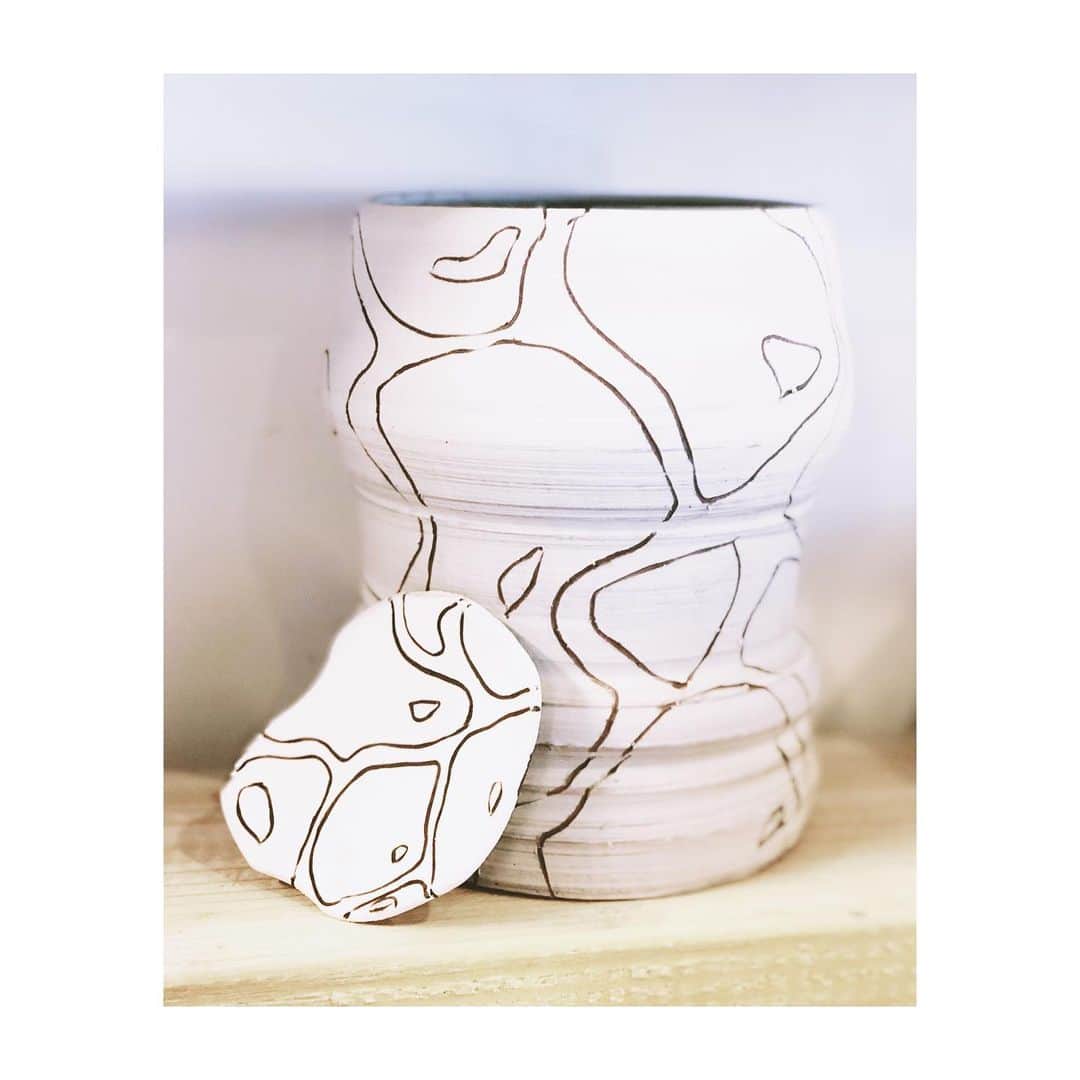 アポロジーさんのインスタグラム写真 - (アポロジーInstagram)「Third step : enjoy ? /// /// Troisième étape : apprécies ?  #ceramics #clay #handmade #pottery #studio #sculpture #vase #art #freedom #moderncraft」7月22日 13時40分 - olivia_cognet