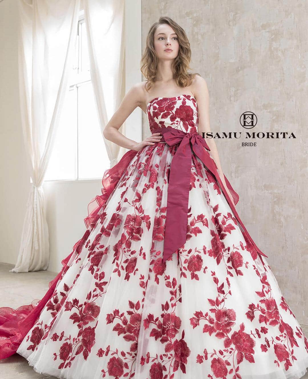 のインスタグラム：「♥ ￣￣￣￣￣￣￣￣￣￣ @hotelmontereyyokohama.bridal をフォローして 『 #モントレ花嫁 』『 #ホテルモントレ横浜 』の タグをつけて投稿してくださいね＊*. . 7/28総合ブライダルフェア開催 イサムモリタ新作ドレスが✨ . . ◆ホテルモントレ公式HPはこちら* ‪https://www.monterey-wedding.jp‬ . #モントレ #モントレ花婿 #dressy花嫁 #プレ花嫁 #marry花嫁 #卒花 #marryxoxo #wedding #weddingceremony #weddingreception #weddingparty #weddingdress #dress #flower #yokohama #日本中のプレ花嫁さんと繋がりたい #結婚式 #パーティー #披露宴 #ホテルウェディング #ウェディングドレス #横浜#モントレ横浜  #みなとみらい#令和婚  #ブライダルフェア」