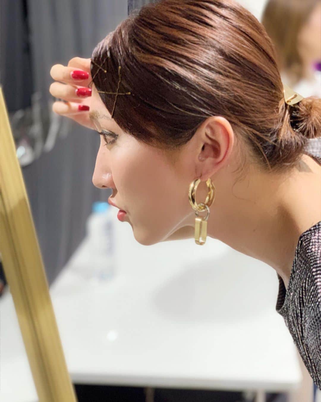 のインスタグラム：「． 昨夜は抽選で招待された方限定の 特別イベントでした‼︎まさかの‼︎ 成田空港バゲージ施設が avex✖︎LIVE&CULBになるなんて🔥 テーマはバブルでMCをさせて頂きましたw お客さんが最高すぎて！ めっちゃイジってくんの‼︎w 皆さんありがとうございました😍 終わった後はそりゃぁメイクボロボロ。笑 #成田空港 #avex #clubnrtbaggage #MC ． ふいに撮られた写真を見て驚き！@eclat_azabu で2回目の#ソニックフィット したら横顔のラインがもう最高❤️」