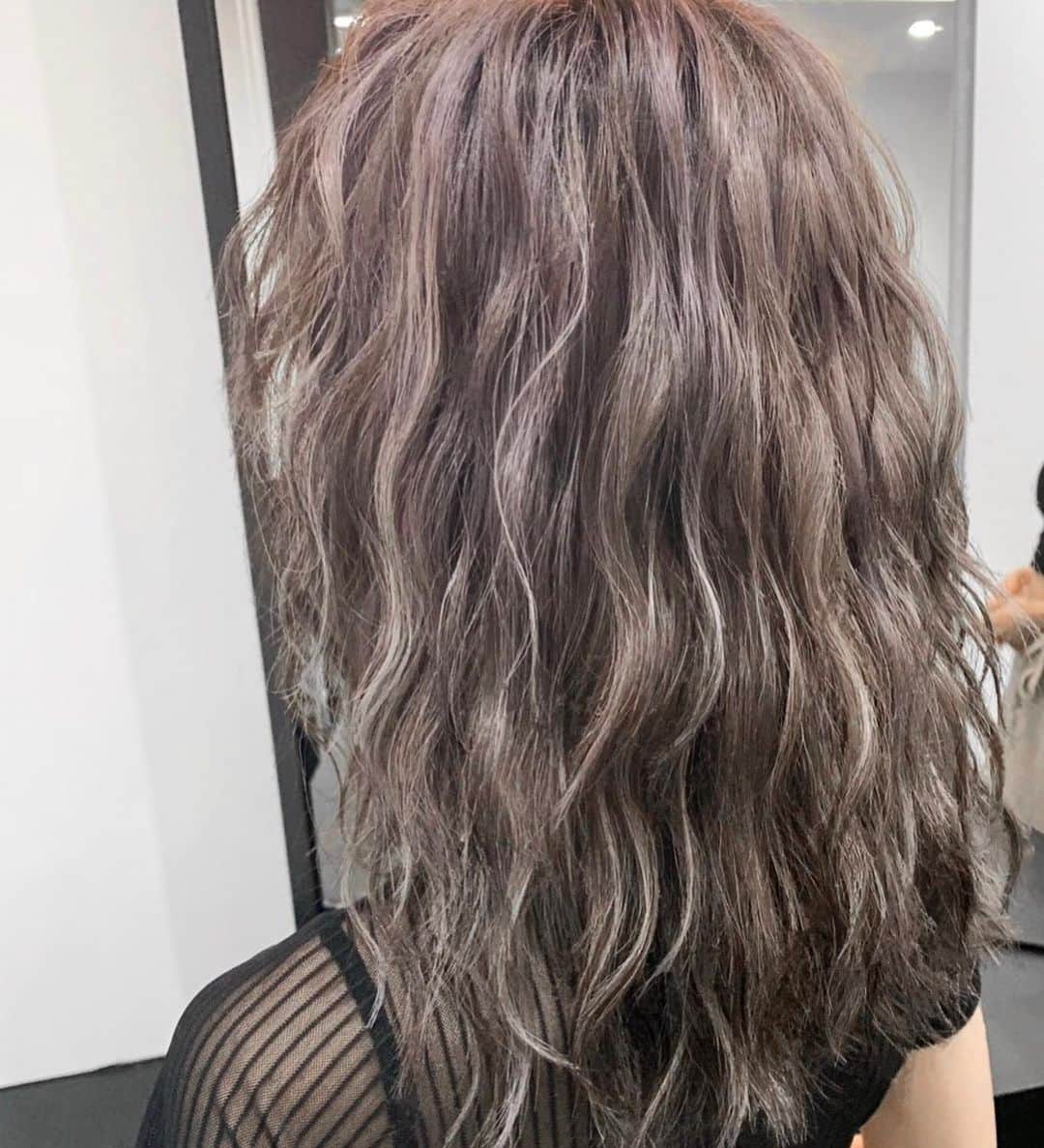 紀卜心さんのインスタグラム写真 - (紀卜心Instagram)「新髮色是帶灰的挑染🖤🖤 ✂️ @eric_stylist_」7月22日 14時00分 - eatzzz7