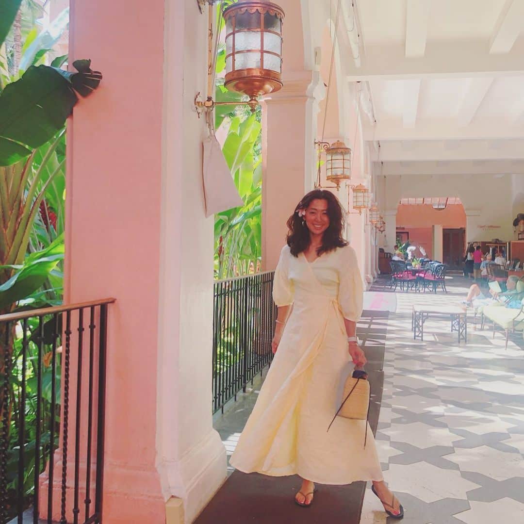 野沢和香さんのインスタグラム写真 - (野沢和香Instagram)「ハワイでお買い物♪  @atdawn_oahu で見つけたレモンイエローのドレス🍋 リネンがハワイに合う⤴︎ 光に溢れたこの廊下も好きだなぁ🌴🕊 #旅服」7月22日 13時56分 - wakanozawa