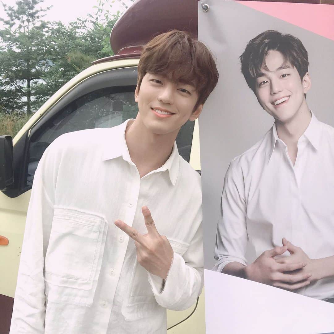 キム・ミンギュのインスタグラム：「항상 열일하는 스태프 여러분 감사합니다 마지막 촬영까지 해냅시다! 😁」