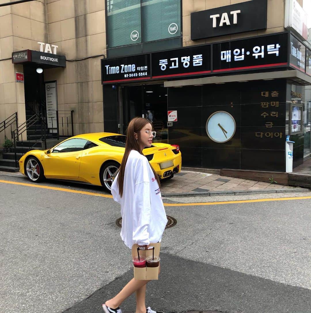 Son Ju Heeさんのインスタグラム写真 - (Son Ju HeeInstagram)「커피 배달 갑니다앙🛵 . . . #리샵 #압구정 #압구정카페」7月22日 14時26分 - juhee__ss