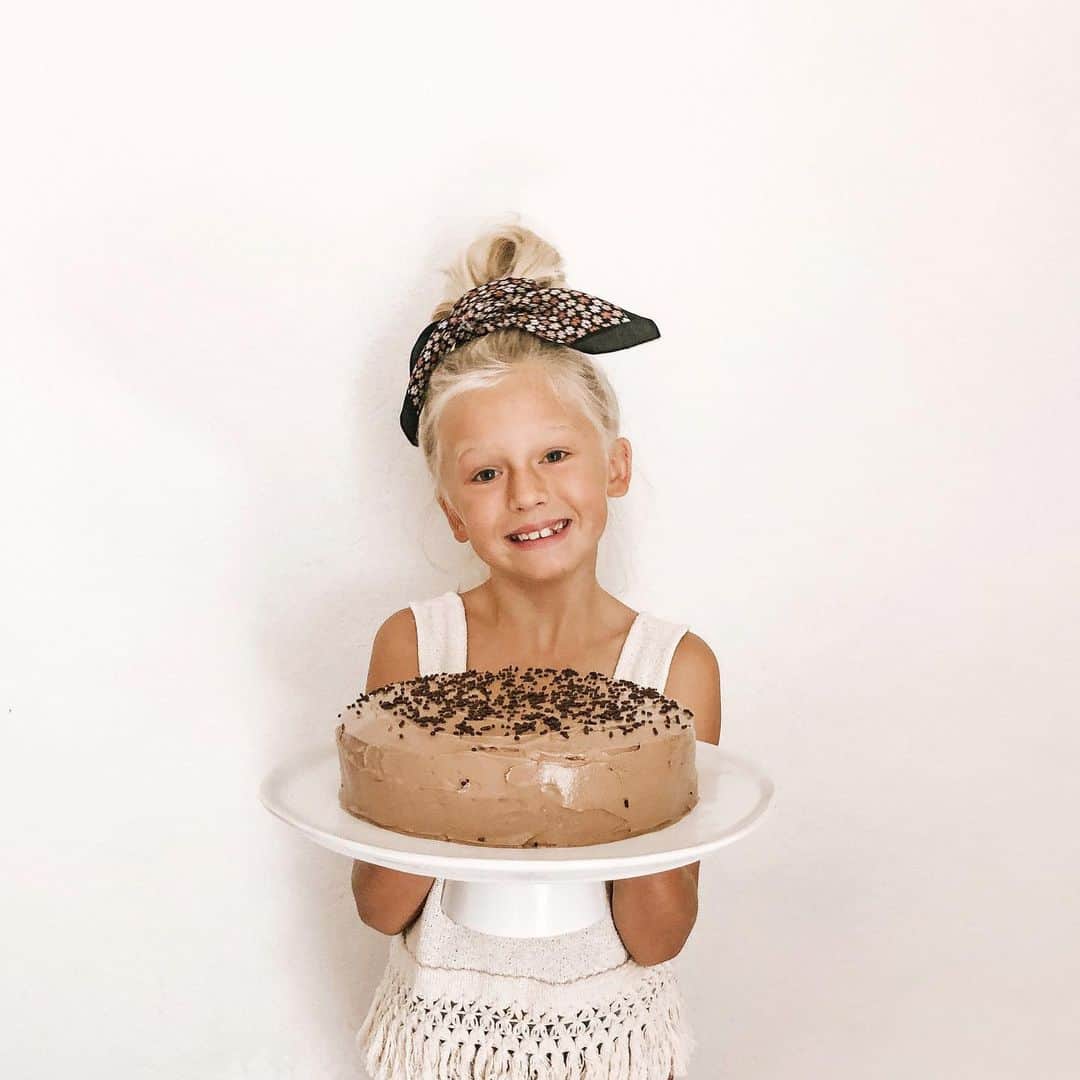 ケリー・マレーさんのインスタグラム写真 - (ケリー・マレーInstagram)「Her first cake (with a lil help from me) ;) Thanks @odettewilliams for the most delish chocolately chocolate cake recipe everrrr! 🤤 If you’re into baking, her #simplecakebook is a must!」7月22日 14時28分 - kelli_murray