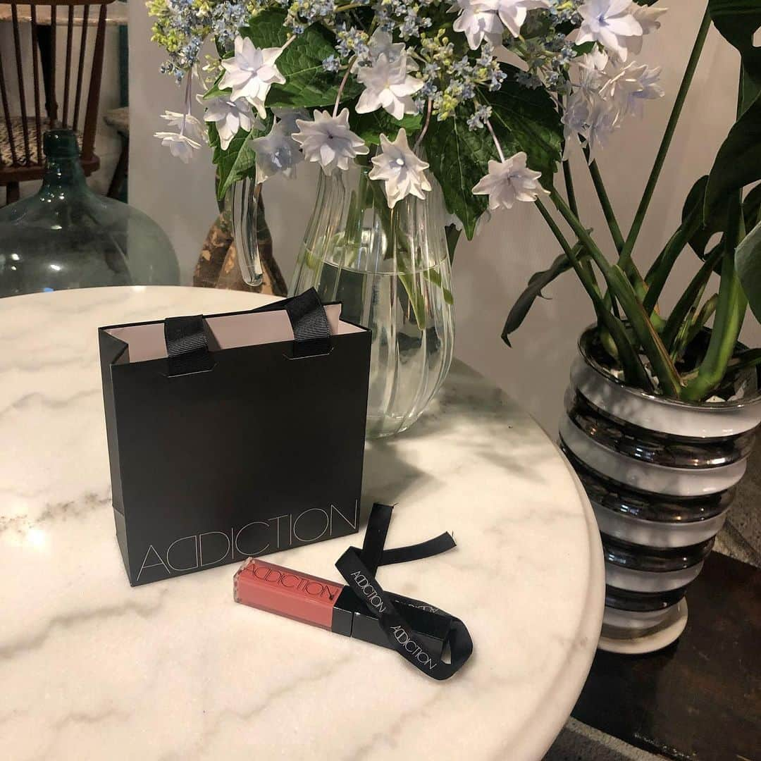 安原舞さんのインスタグラム写真 - (安原舞Instagram)「addiction lip gloss pure💄﻿ ﻿ 『afternoon 020』﻿ ﻿ 大人っぽくて﻿ 少しオレンジがかった色🍊🧡﻿ ﻿ とてもかわいいのです﻿ ﻿ なっちゃんありがとう〜！！！﻿ ( 小学校からの友達🤝❤︎ )﻿ ﻿ ﻿ #コスメ#リップ#リップグロス#cosme#lip#lipgloss#addiction#addiction cosme#birthday#present#🎁」7月22日 14時32分 - mai_yasuhara