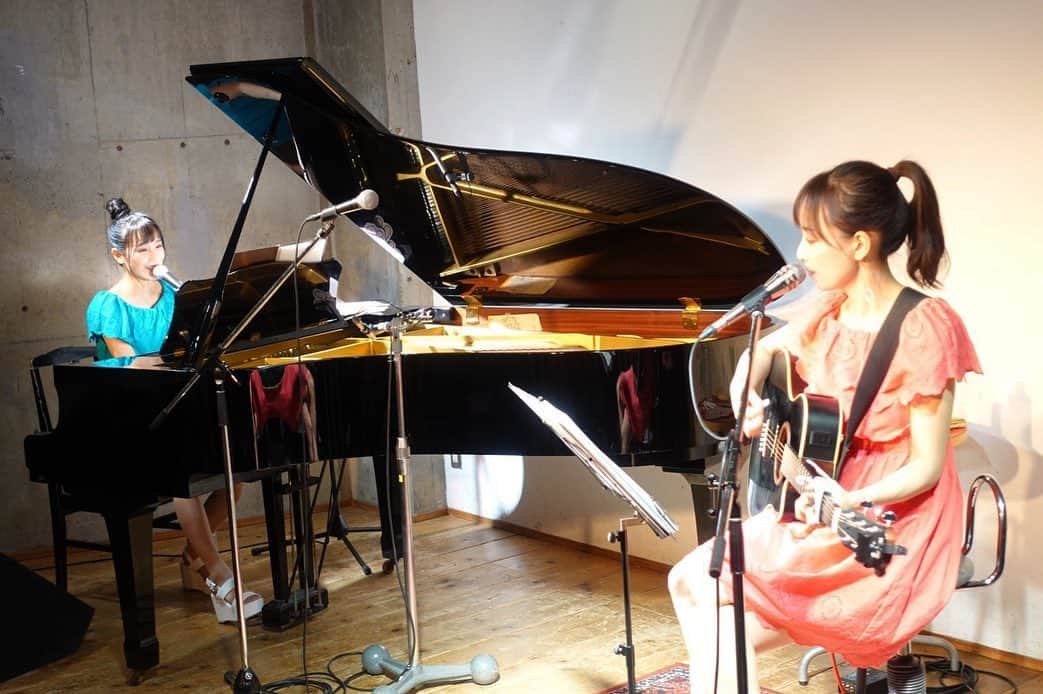長谷川萌美さんのインスタグラム写真 - (長谷川萌美Instagram)「. 定期開催の #ビタイベ 🎵 下北沢Com.Cafe音倉さんにて 土曜日に開催しました🤗♪ . 夏の景色広がるカバー曲 いかがでしたか？？🌈☔️🚘 . 少しだけコーナー 音倉幼稚園も👧👦みんなでお歌をうたうお時間でした . 新グッズは夏の明るめカラーで4色展開！タオルは新色パープル💜 ぜひゲットして欲しいです♡！ . そして来月は8/17土曜日 いつも同じ時間①18:00〜 ②20:30〜行います🎵 . ブログにて先行受付スタートしています❗️ . 更に！ リクエスト曲もブログのメールアドレスにて募集中❗️📩 ①夏祭りのデート曲 ②ビタスイオリジナル曲で聴きたい曲 衣装もお楽しみに☺️ . 初めての方も気軽にお越しください🤗🍀♪♪ . ブログはプロフィールのURLから飛べます！👆🌈 .  #ビタスイ #ビタイベ  #イベント #定期開催 #下北沢 #コムカフェ音倉 #ライブ #カバー #弾き語り #歌 #ランキング #オリジナル #音源 #衣装 #お楽しみに #特典会 #チェキ #もあるのです #夏祭り #デート #新グッズ #tシャツ #タオル」7月22日 14時43分 - moemi_hasegawa