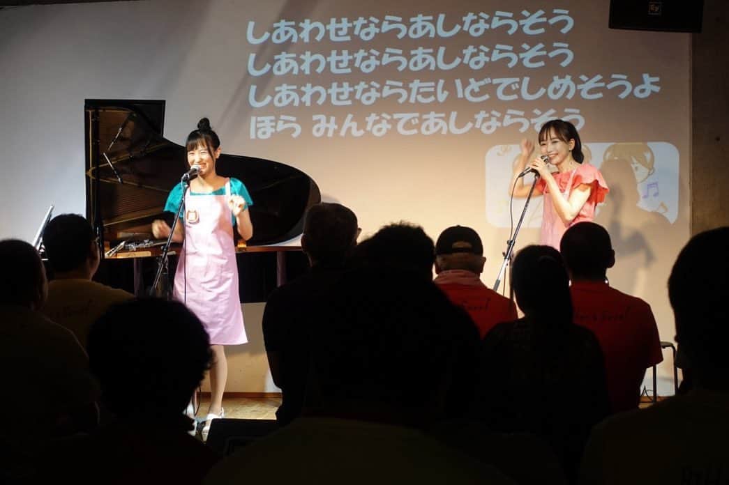 長谷川萌美さんのインスタグラム写真 - (長谷川萌美Instagram)「. 定期開催の #ビタイベ 🎵 下北沢Com.Cafe音倉さんにて 土曜日に開催しました🤗♪ . 夏の景色広がるカバー曲 いかがでしたか？？🌈☔️🚘 . 少しだけコーナー 音倉幼稚園も👧👦みんなでお歌をうたうお時間でした . 新グッズは夏の明るめカラーで4色展開！タオルは新色パープル💜 ぜひゲットして欲しいです♡！ . そして来月は8/17土曜日 いつも同じ時間①18:00〜 ②20:30〜行います🎵 . ブログにて先行受付スタートしています❗️ . 更に！ リクエスト曲もブログのメールアドレスにて募集中❗️📩 ①夏祭りのデート曲 ②ビタスイオリジナル曲で聴きたい曲 衣装もお楽しみに☺️ . 初めての方も気軽にお越しください🤗🍀♪♪ . ブログはプロフィールのURLから飛べます！👆🌈 .  #ビタスイ #ビタイベ  #イベント #定期開催 #下北沢 #コムカフェ音倉 #ライブ #カバー #弾き語り #歌 #ランキング #オリジナル #音源 #衣装 #お楽しみに #特典会 #チェキ #もあるのです #夏祭り #デート #新グッズ #tシャツ #タオル」7月22日 14時43分 - moemi_hasegawa