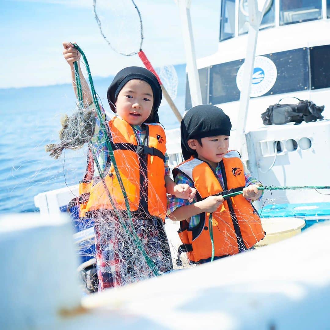 星野リゾートさんのインスタグラム写真 - (星野リゾートInstagram)「・ 【漁体験が題材の自由研究を全面サポート！】﻿ ﻿ Ocean fun for all ages at our Fisherman's CLUB activity offered by RISONARE Atami.﻿ ﻿ 夏休みに入った小学校も多いですが、お子様方の頭を悩ませるのが夏休みの宿題かもしれません。特に自由研究は、小学生の子供をもつ親の90%が「不安に思う」と回答している、難易度が高いものです。﻿ ﻿  そこで「星野リゾート　リゾナーレ熱海」では、当ホテルスタッフが地元の漁師とタッグを組み、この土地ならではの「漁体験」を題材とした自由研究の完成サポートを7月20日～8月20日で開催いたします。親の負担は最小限に、ホテル滞在中に宿題を完成させられるプログラムです。﻿ ﻿ #HoshinoResorts #星野リゾート #Risonare #リゾナーレ #RisonareAtami #リゾナーレ熱海 #Shizuoka #Atami #AtamiOnsen #静岡県 #熱海 #熱海温泉 #自由研究 #自由研究ネタ #夏休み #夏休み自由研究 #夏休みの宿題 #夏休み旅行 #小学生の夏休み #熱海旅行 #AtamiTrip #JapaneseHotels #Onsen #travelJapan #ig_Japan #MyTinyAtlas #JapanTravel」7月22日 14時43分 - hoshinoresorts.official