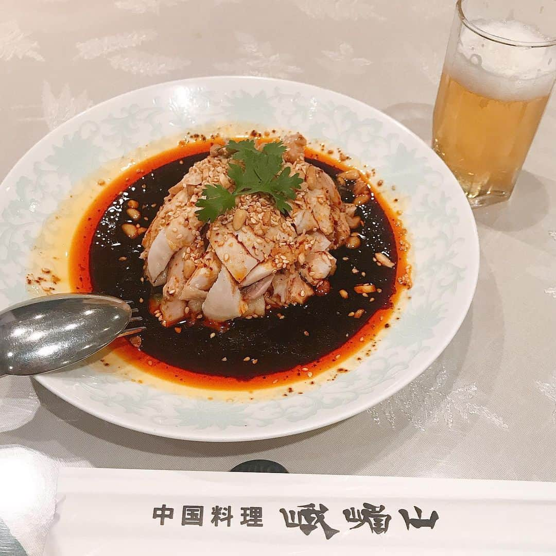 manami☺︎satoさんのインスタグラム写真 - (manami☺︎satoInstagram)「* * 昨日は近所の麻婆豆腐が評判のお店へ😋 * 『峨嵋山(ガビサン)』💁‍♀️ * あまりに評価が高いので かなり期待して行ったのですが、 期待以上の美味しさで！😳 * まず、初めに出てきたよだれ鶏の やわらかさとタレの旨さに昇天👼 * お待ちかねの麻婆豆腐は、(普通・中辛・激辛・超激辛) から選べるということで、まずは中辛にしてあとから 山椒で調整することに✨ ・ 豆腐が四角いタイプが好きなので、 クラッシャータイプに少しがっかりしつつ・・ パクリと食べてみると🌶 😳😳😳 麻辣のバランスが絶妙で、初めは旨味がぎゅーっと きて、後からしびれが押し寄せてくる！ とろみ加減も最高！！ 何これ美味しすぎる😳！！ * チャーハンと一緒に食べるとこれまた最高で🤤 * こんなに余韻の残る美味しさは久しぶりでした🙏🏻 辛いのが好きなので、次は激辛にしようと思います🌶 * 昨日は予約してくれていたので良かったですが、 席数が少ないので夜行かれる方は必ず予約して 行った方がいいと思います🧚‍♀️ ランチも大人気で行列みたいなので、今度チャレンジ してみようと思います٩(¨ )ว=͟͟͞͞ * いやー素晴らしいお店でした👏🏼 猫の置物が店内にたくさんあったのも可愛かった🐱🎵 * #峨嵋山#麻婆豆腐#中華#美味しい#有名店#四谷三丁目#四ツ谷グルメ#四谷三丁目ランチ#四谷三丁目グルメ#ランチ#美味しいお店#yum#tokyo#japan#instafood」7月22日 14時38分 - fuwari_kinaco