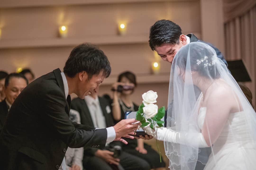 miyakoweddingさんのインスタグラム写真 - (miyakoweddingInstagram)「. 笑いあり涙あり 感謝を伝え、祝福の言葉を頂き、 想いのこもった12本のバラを新婦様に贈る ダーズンローズセレモニー＊.:° . . 都ウェディングでは 毎日がウェディングフェアです！ 会場見学やご試食(要予約)はもちろん、 1組ずつ担当のプランナーがご案内しております！ . 感謝の気持ちを「料理とおもてなし」で伝える。 . お2人らしい最良の結婚式を ミヤコウェディングで叶えましょう○*° . #都ウェディング #ミヤコウェディング #miyakowedding  #広島 #福山 #レストランウェディング #restaurant #wedding #ステーキ懐石都春日  #人前式 #チャペル #ダーズンローズセレモニー #挙式 #セレモニー #ウェディングフェア #試食 #式場見学 #プレ花嫁 #卒花嫁 #日本中のプレ花嫁さんと繋がりたい」7月22日 14時38分 - miyakowedding