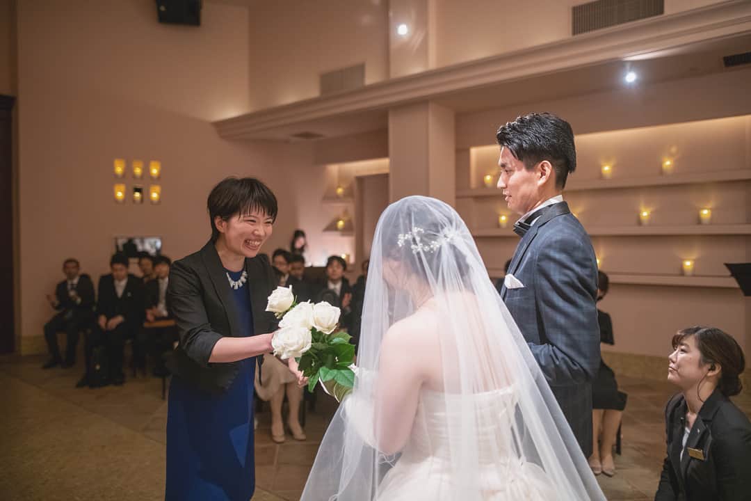 miyakoweddingさんのインスタグラム写真 - (miyakoweddingInstagram)「. 笑いあり涙あり 感謝を伝え、祝福の言葉を頂き、 想いのこもった12本のバラを新婦様に贈る ダーズンローズセレモニー＊.:° . . 都ウェディングでは 毎日がウェディングフェアです！ 会場見学やご試食(要予約)はもちろん、 1組ずつ担当のプランナーがご案内しております！ . 感謝の気持ちを「料理とおもてなし」で伝える。 . お2人らしい最良の結婚式を ミヤコウェディングで叶えましょう○*° . #都ウェディング #ミヤコウェディング #miyakowedding  #広島 #福山 #レストランウェディング #restaurant #wedding #ステーキ懐石都春日  #人前式 #チャペル #ダーズンローズセレモニー #挙式 #セレモニー #ウェディングフェア #試食 #式場見学 #プレ花嫁 #卒花嫁 #日本中のプレ花嫁さんと繋がりたい」7月22日 14時38分 - miyakowedding