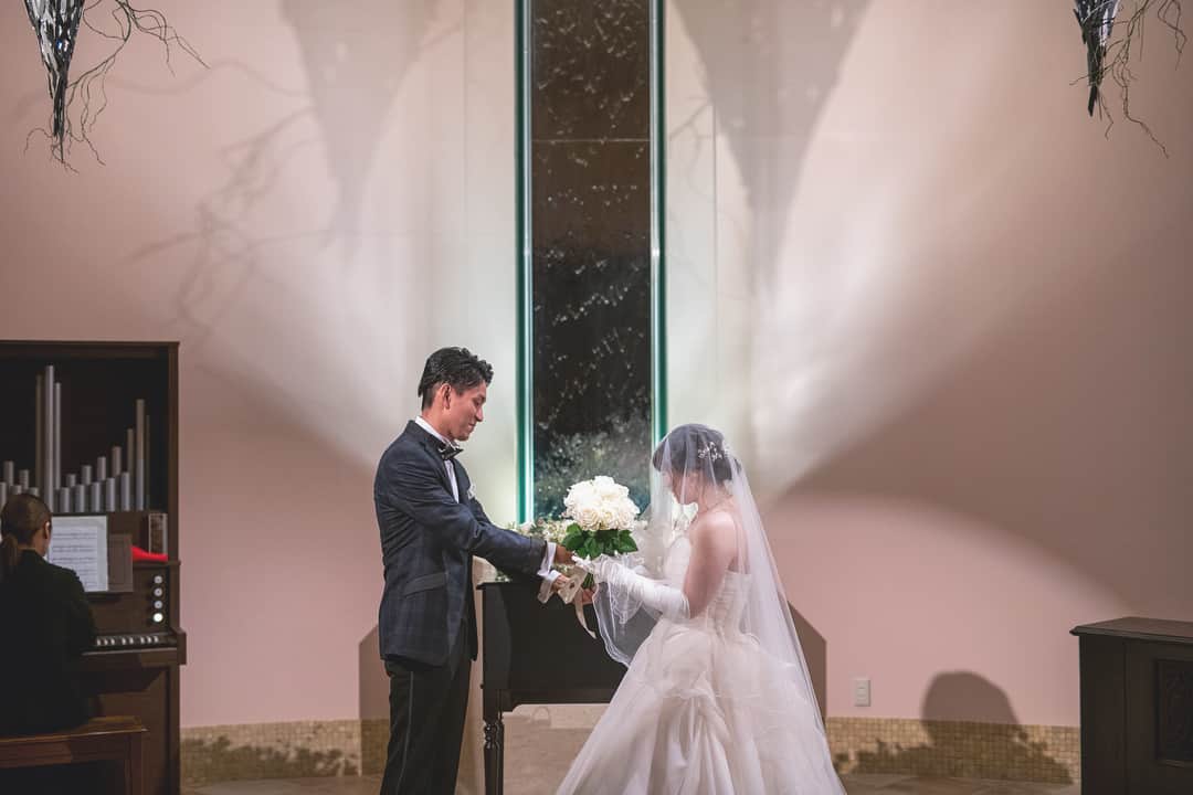 miyakoweddingさんのインスタグラム写真 - (miyakoweddingInstagram)「. 笑いあり涙あり 感謝を伝え、祝福の言葉を頂き、 想いのこもった12本のバラを新婦様に贈る ダーズンローズセレモニー＊.:° . . 都ウェディングでは 毎日がウェディングフェアです！ 会場見学やご試食(要予約)はもちろん、 1組ずつ担当のプランナーがご案内しております！ . 感謝の気持ちを「料理とおもてなし」で伝える。 . お2人らしい最良の結婚式を ミヤコウェディングで叶えましょう○*° . #都ウェディング #ミヤコウェディング #miyakowedding  #広島 #福山 #レストランウェディング #restaurant #wedding #ステーキ懐石都春日  #人前式 #チャペル #ダーズンローズセレモニー #挙式 #セレモニー #ウェディングフェア #試食 #式場見学 #プレ花嫁 #卒花嫁 #日本中のプレ花嫁さんと繋がりたい」7月22日 14時38分 - miyakowedding