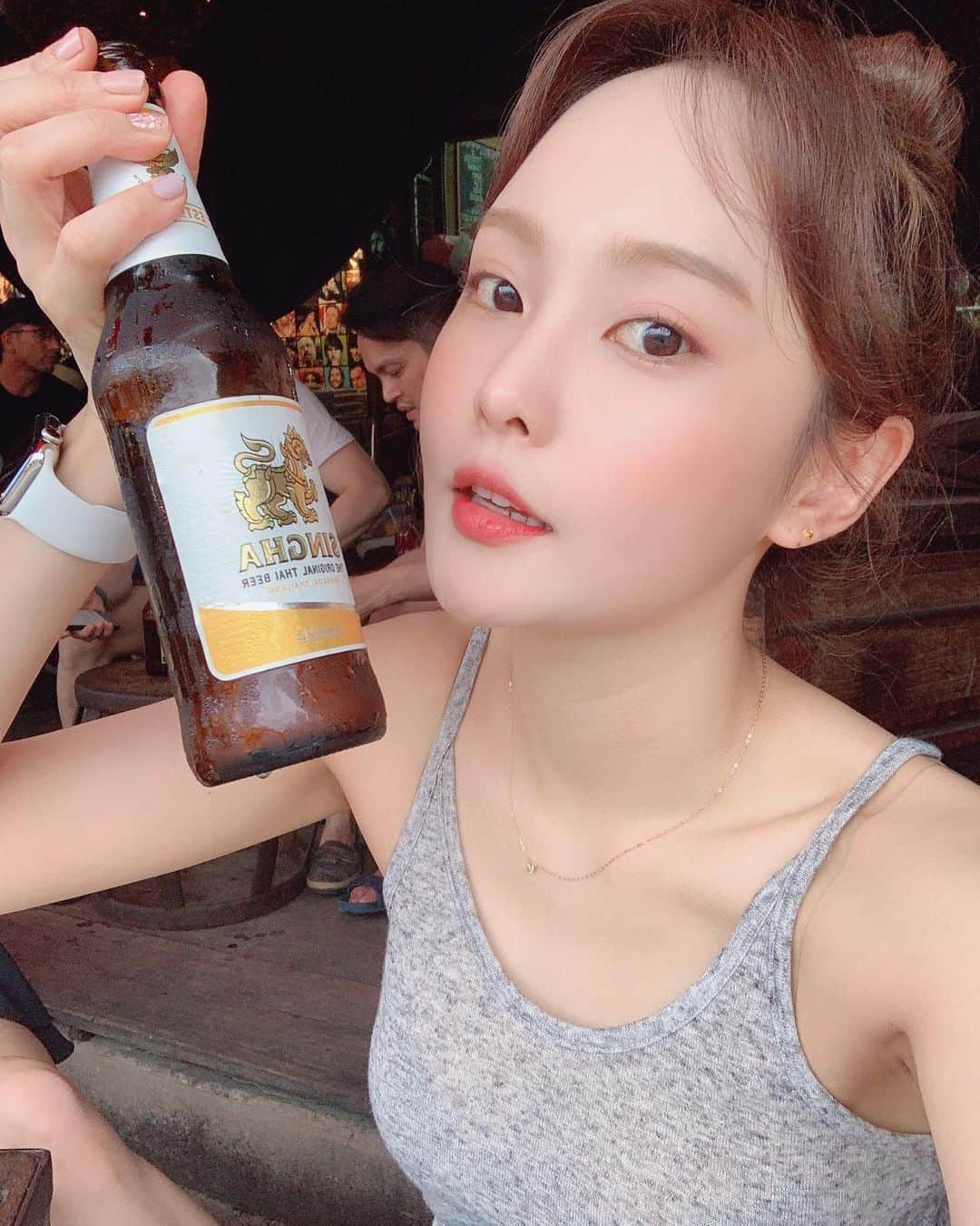 ハ・ウンジンのインスタグラム：「맥주한잔하실래유🍻 영상킬포는 뽀람언니의 만족스러움이 가득 묻어나는 추임새🤣  #bangkok #happybar」