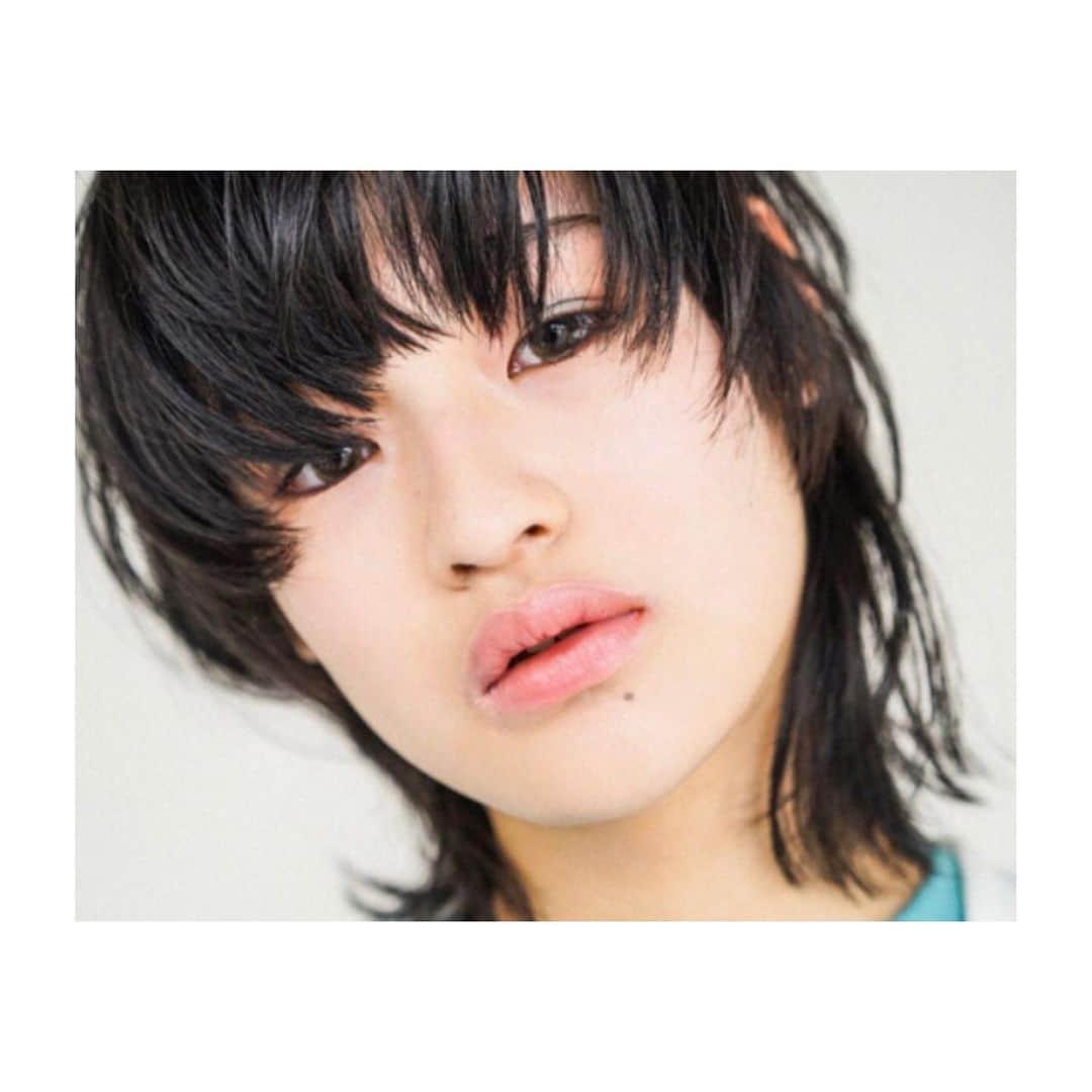 HAIR CATALOG . JPさんのインスタグラム写真 - (HAIR CATALOG . JPInstagram)「今日のウルフスタイルは、あえてジェンダーレスな雰囲気を出してみた。 思いきり動かして、軽さを強調して出かけてみよう。 ほら、足取りも軽くなるね。  #HCJP#HC#haircatalog#hair#hairstyle#hairsalon#salon#model#salonmodel#japan#fashion#makeup#haircolor#wolfcut#cute#pretty#girl#ヘアカタ#ヘア#ヘアスタイル#ウルフカット#黒髪#カール#お洒落#サロン#サロンモデル  @hair_catalog_jp  HURRAH AND THINGS @hurrah_and_things Naoki Sato @sato_naoki」7月22日 14時48分 - hair_catalog_jp