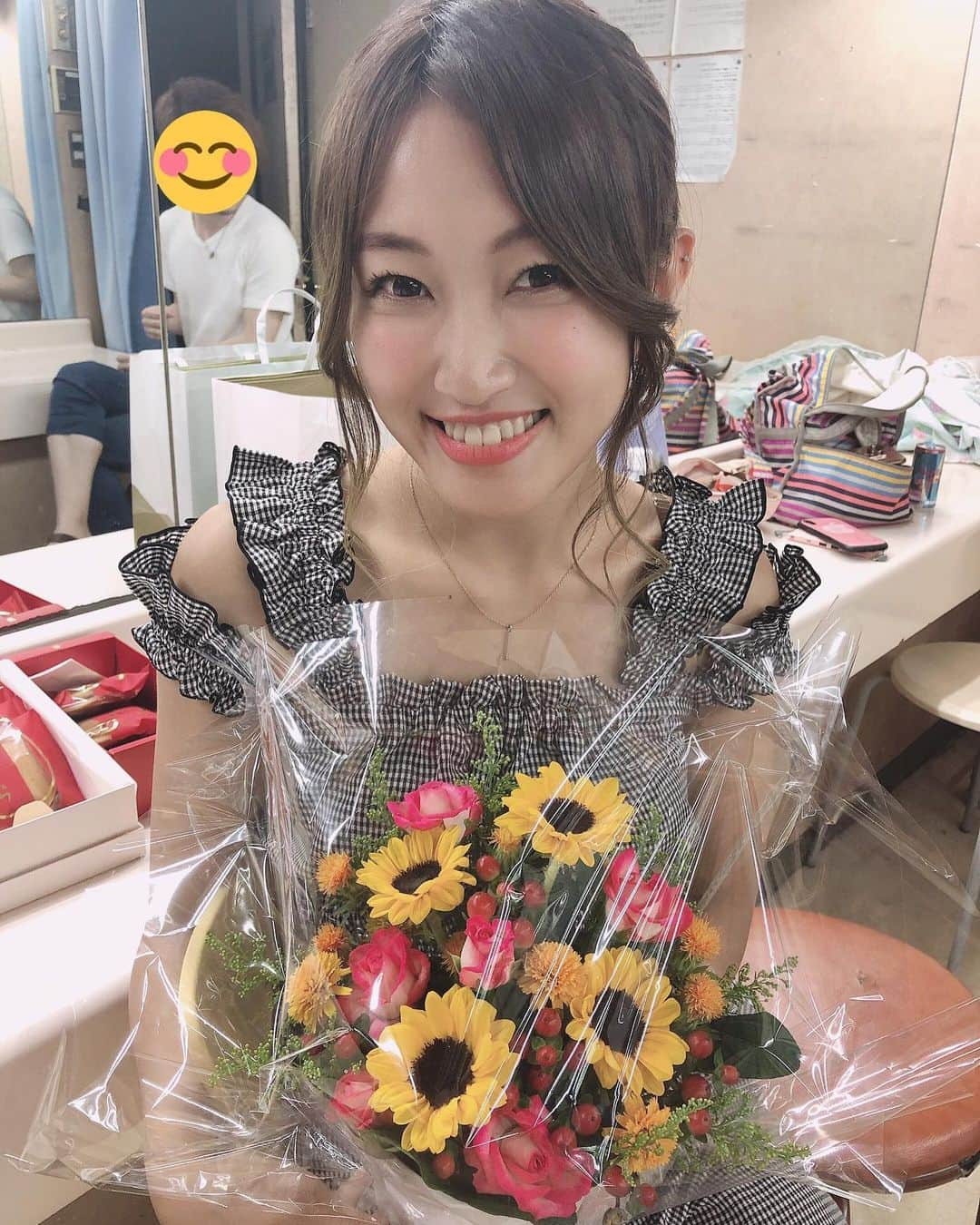 上枝恵美加さんのインスタグラム写真 - (上枝恵美加Instagram)「Arigatooo💐 ． ． #お花 #flowers #thankyou ． Top▶︎ @lily_brown_official」7月22日 14時51分 - emika_kamieda