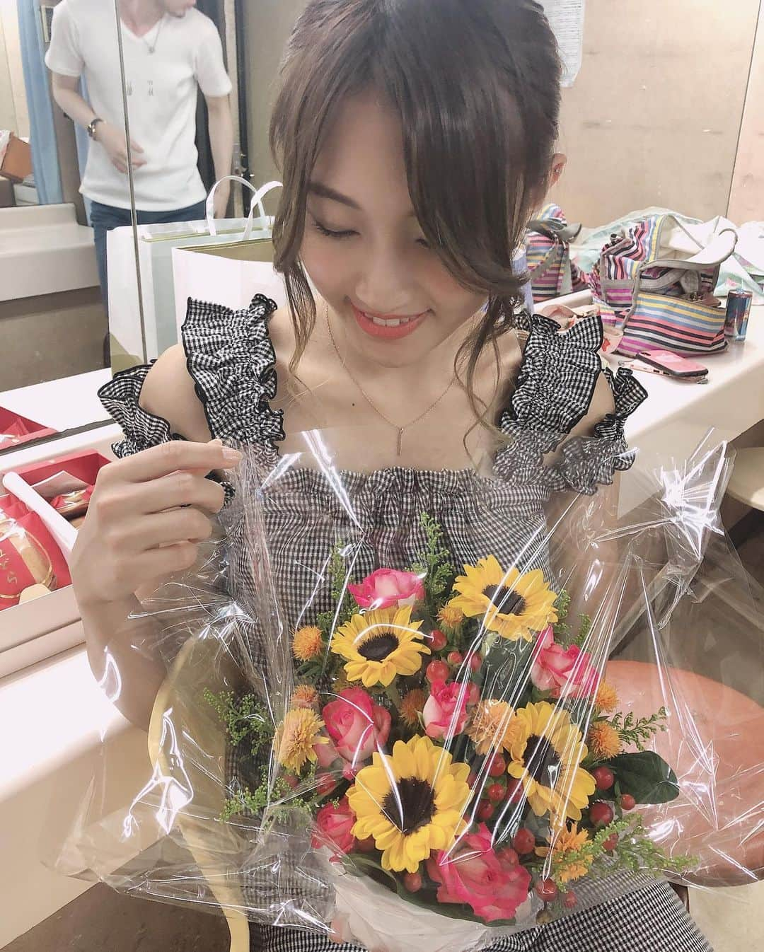 上枝恵美加さんのインスタグラム写真 - (上枝恵美加Instagram)「Arigatooo💐 ． ． #お花 #flowers #thankyou ． Top▶︎ @lily_brown_official」7月22日 14時51分 - emika_kamieda