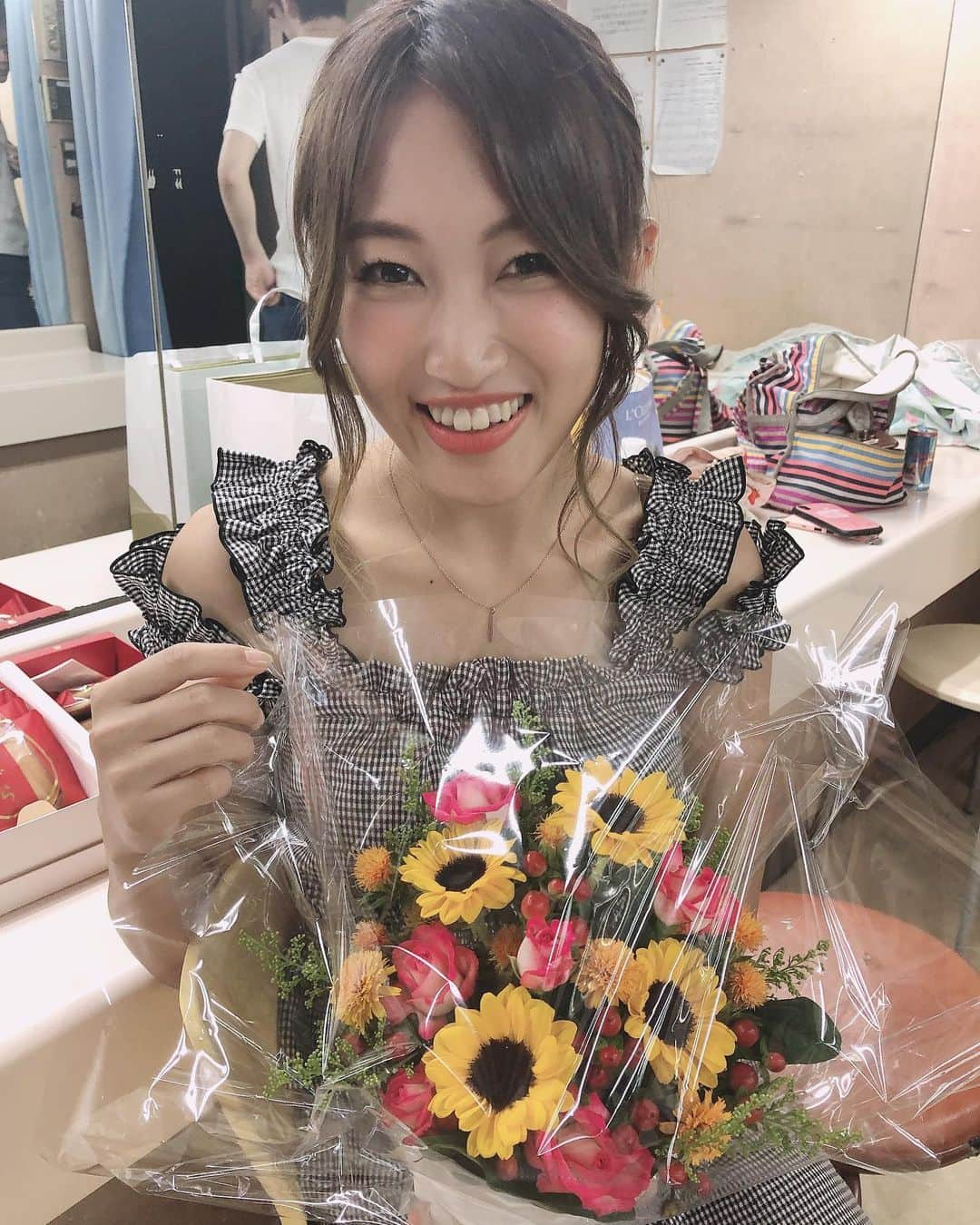 上枝恵美加さんのインスタグラム写真 - (上枝恵美加Instagram)「Arigatooo💐 ． ． #お花 #flowers #thankyou ． Top▶︎ @lily_brown_official」7月22日 14時51分 - emika_kamieda