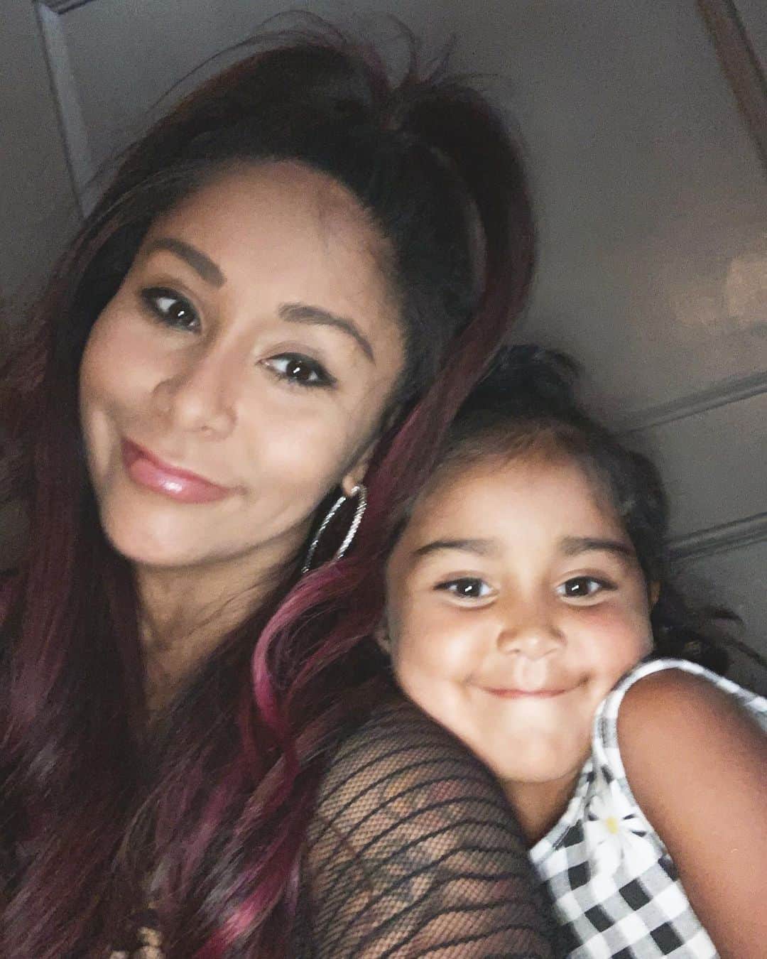 ニコール・ ポリッツィのインスタグラム：「👩🏽👧🏽🔥」