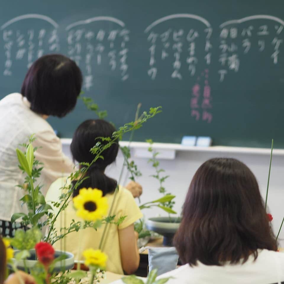 福岡女子短期大学さんのインスタグラム写真 - (福岡女子短期大学Instagram)「@文化教養学科 こんにちは、福岡女子短期大学です。 . 先日、文化教養学科1年生科目 「日本の伝統文化」では 華道の授業が行われていました。 . 花に向き合い季節を感じるように 学生も真剣に向き合っていました。 . 出来上がった作品は キャンパス内に期間限定で展示も行いました。 . #華道 #日本文化 #美意識 #福岡女子短期大学 #福女短 #福岡県 #太宰府市 #福岡 #司書の卵 #国語の先生 #花好き #女子力 #花好きな人と繋がりたい  #本が好きな人と繋がりたい #女子力アップ  #華道教室 #お花 #花がある暮らし #花がある生活 #花 #文化教養学科 #福岡女子短期大学文化教養学科 #短大生 #女子大生 #学校 #福岡の女子短期大学 #文学好きな人と繋がりたい . ========[ 資料請求 ]======== ． 新しい福岡女子短期大学の資料請求（2020大学案内）を無料送付中です。本学ホームページからお気軽に申し込みください。 . 子ども学科/健康栄養学科 音楽科/文化教養学科 ． 福岡女子短期大学 住所：‪福岡県太宰府市五条四丁目16番1号‬ tel：‪092-922-4034‬（代表）」7月22日 14時57分 - fukuoka_wjc